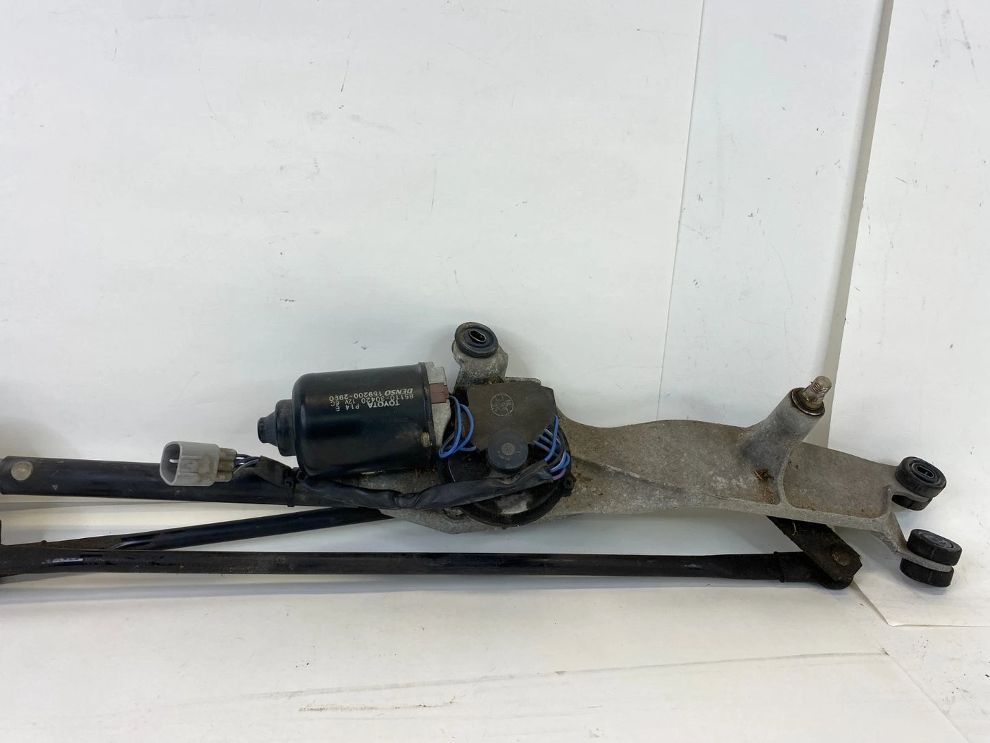 98-05 LEXUS GS400 GS300 WINDSHIELD WIPER TRANSMISSION LINKAGE W MOTOR 8511030420