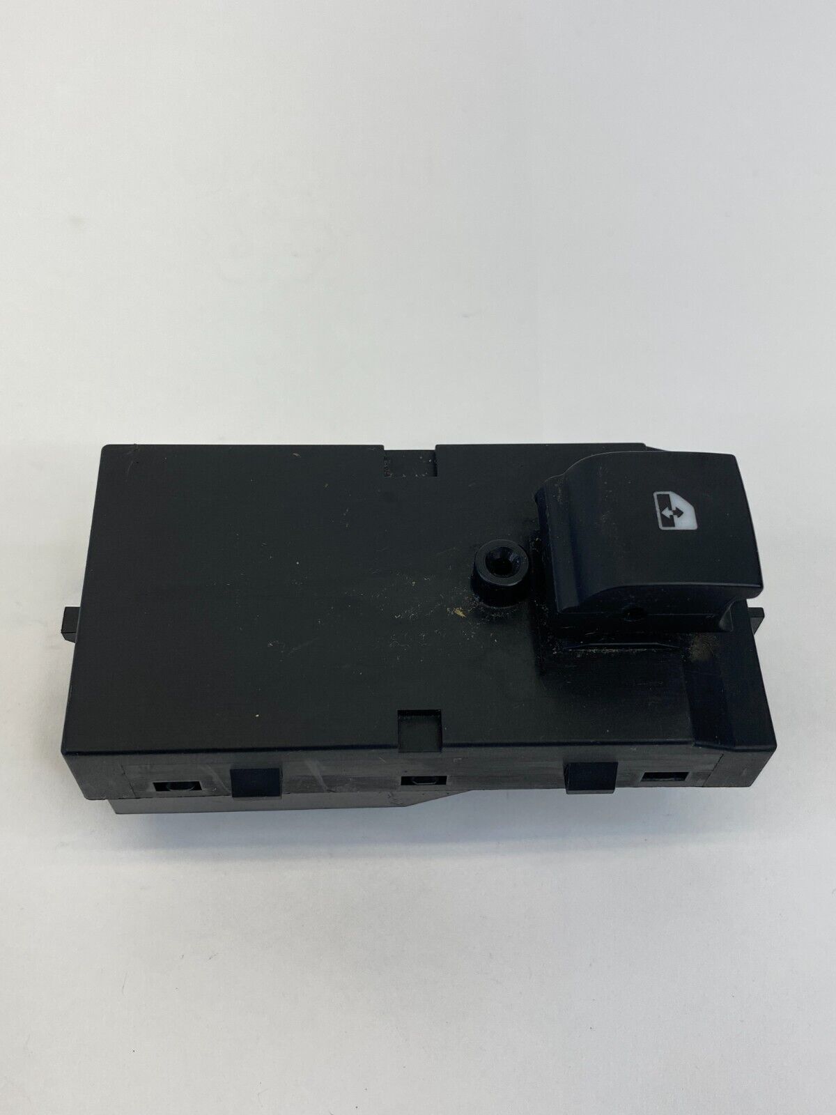2013-2015 Chevrolet Malibu Front Right Side Door Power Window Switch 13305370