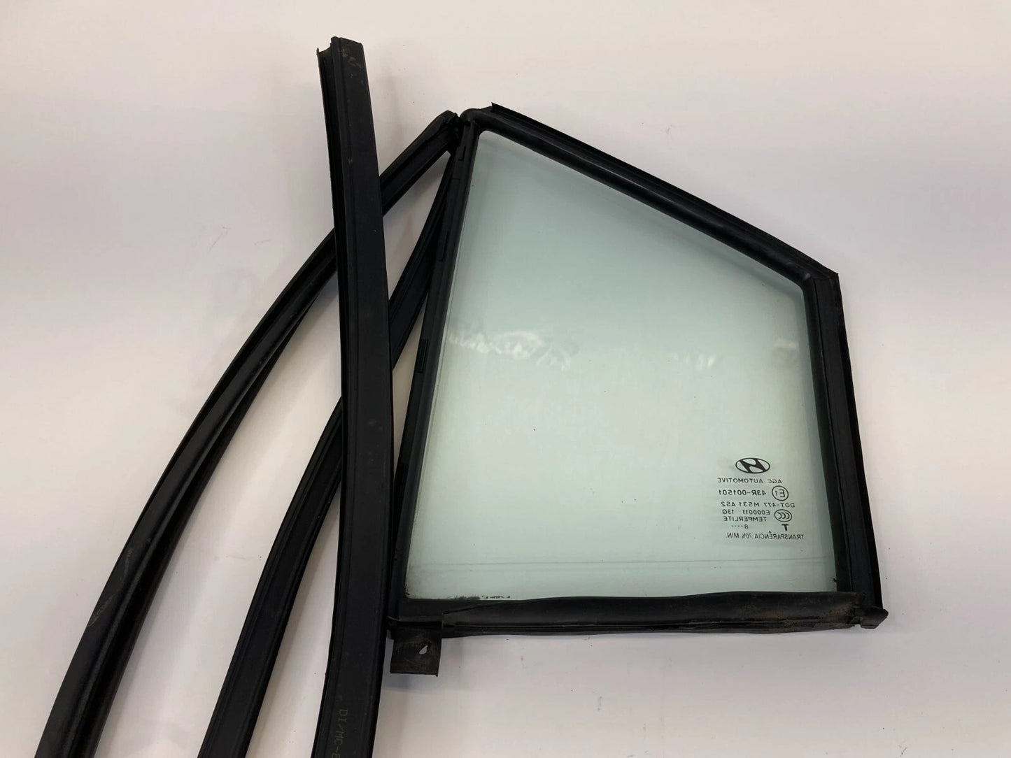 06-11 HYUNDAI ACCENT SEDAN REAR RIGHT SIDE DOOR WINDOW FIXED VENT QUARTER GLASS