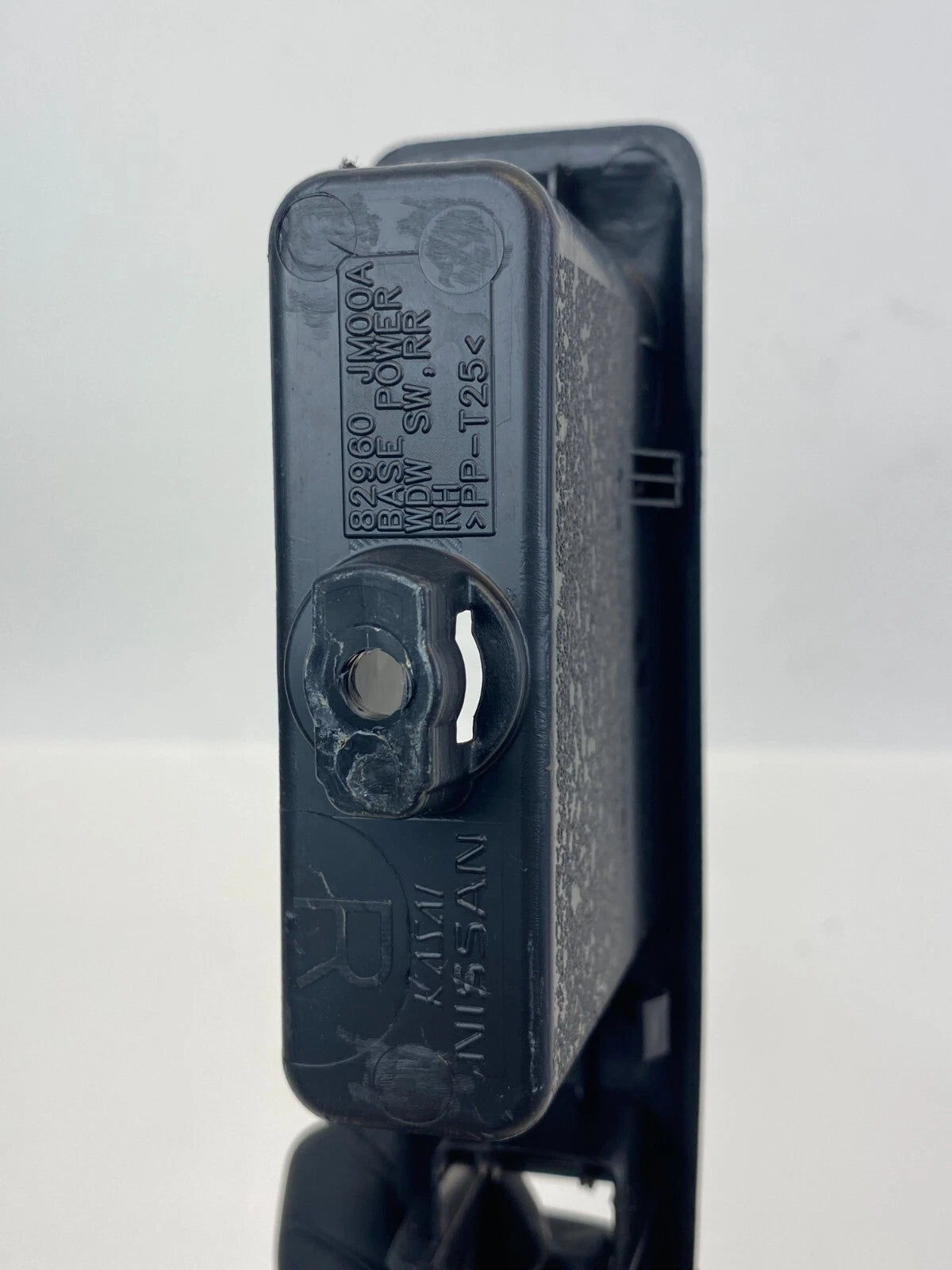 2008-2013 NISSAN ROGUE REAR RIGHT SIDE POWER WINDOW SWITCH BEZEL 82960JM00A