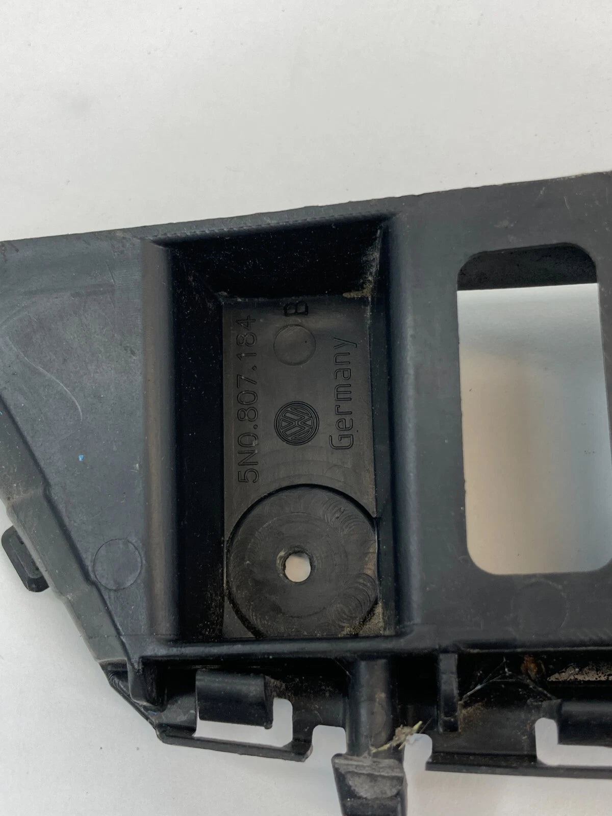 2009-2011 VW TIGUAN FRONT BUMPER RIGHT RETAINER MOUNTING BRACKET GUIDE 5N0807184