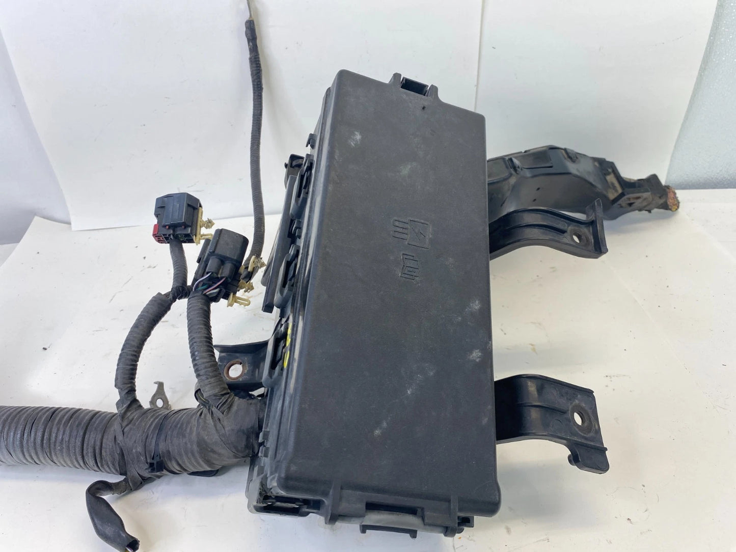 2010 FORD FUSION 3.5L ENGINE COMPARTMENT FUSE RELAY JUNCTION BOX W HARNESS OEM