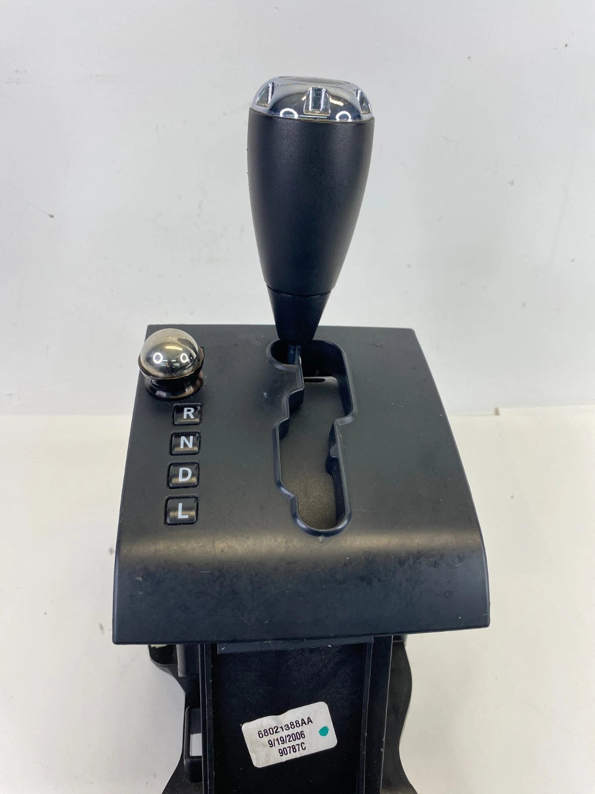 2007-2010 JEEP COMPASS AUTOMATIC FLOOR GEAR SHIFTER LEVER HANDLE 68021388AA OEM