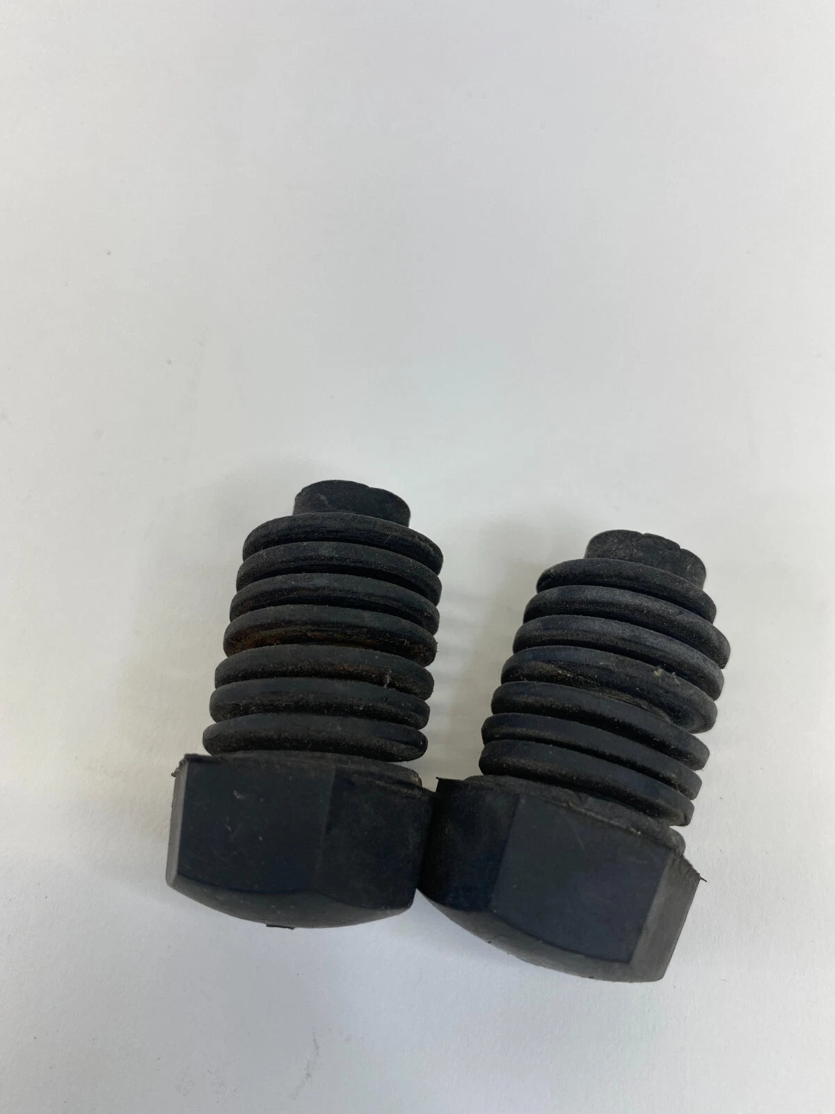 1999 2000 CADILLAC ESCALADE HOOD BUMPER STOP STOPPER RUBBER CUSHION SET OEM