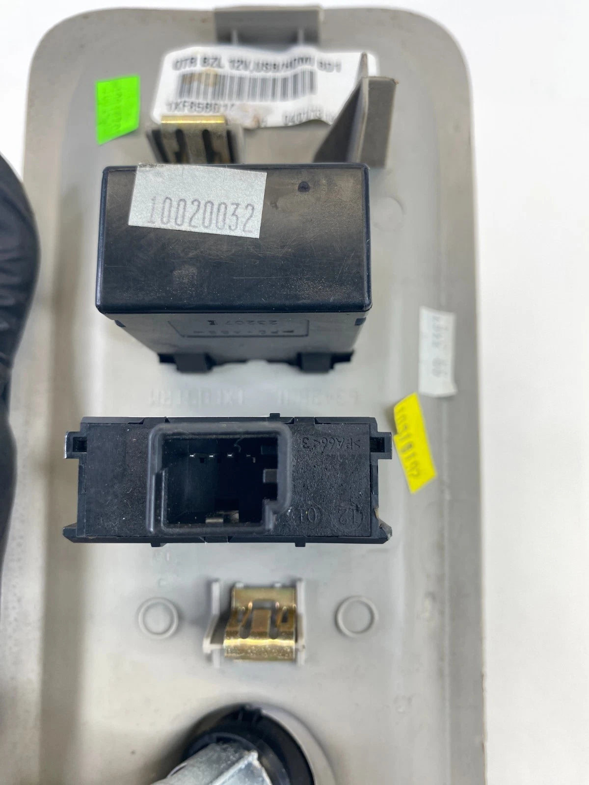 13-14 CHRYSLER TOWN & COUNTRY REAR POWER OUTLET MEDIA PORT TRIM BEZEL 1XF85BD1AA