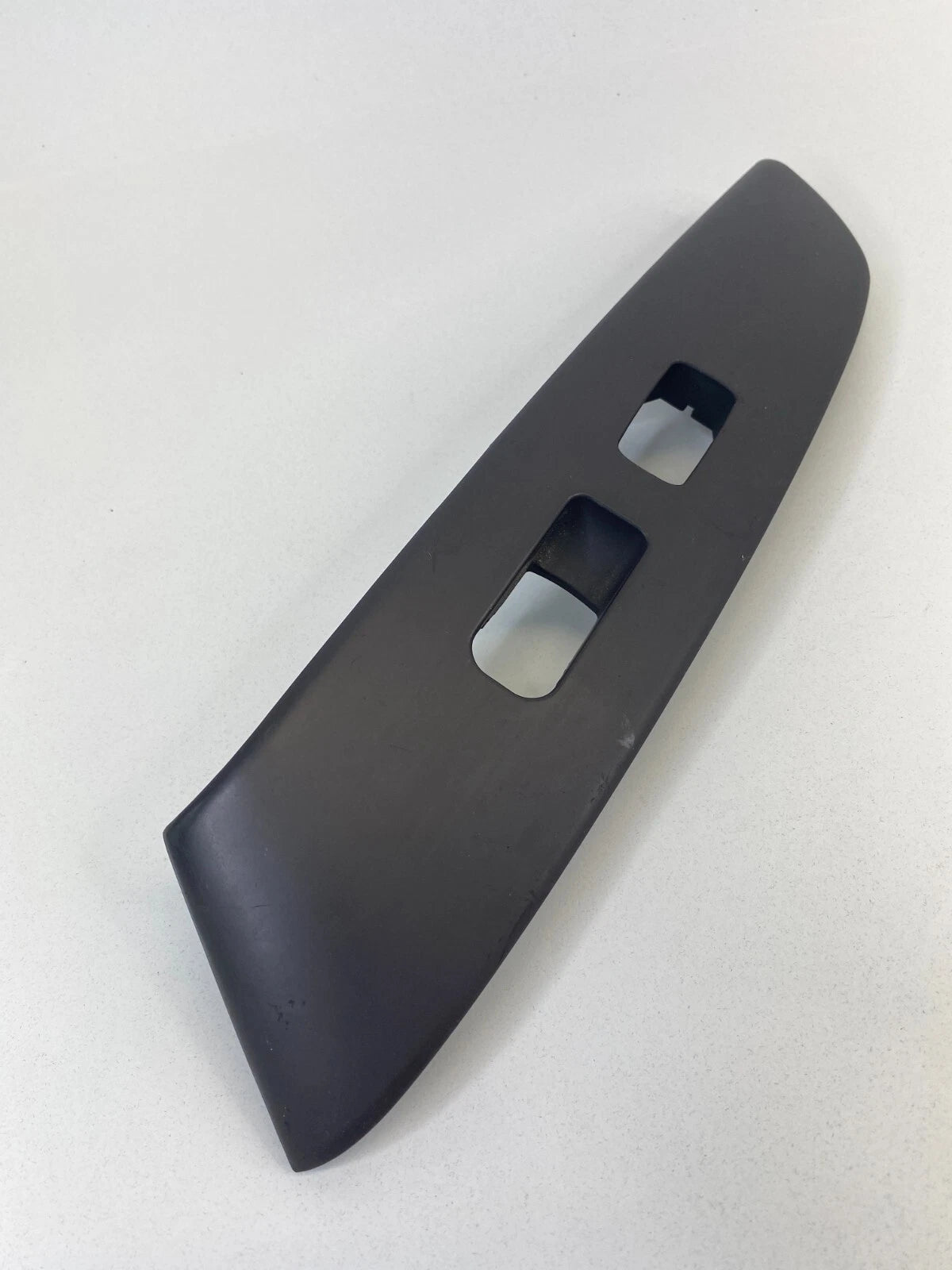 2010-2013 HYUNDAI TUCSON FRONT RIGHT WINDOW SWITCH BEZEL COVER TRIM 383511-1110