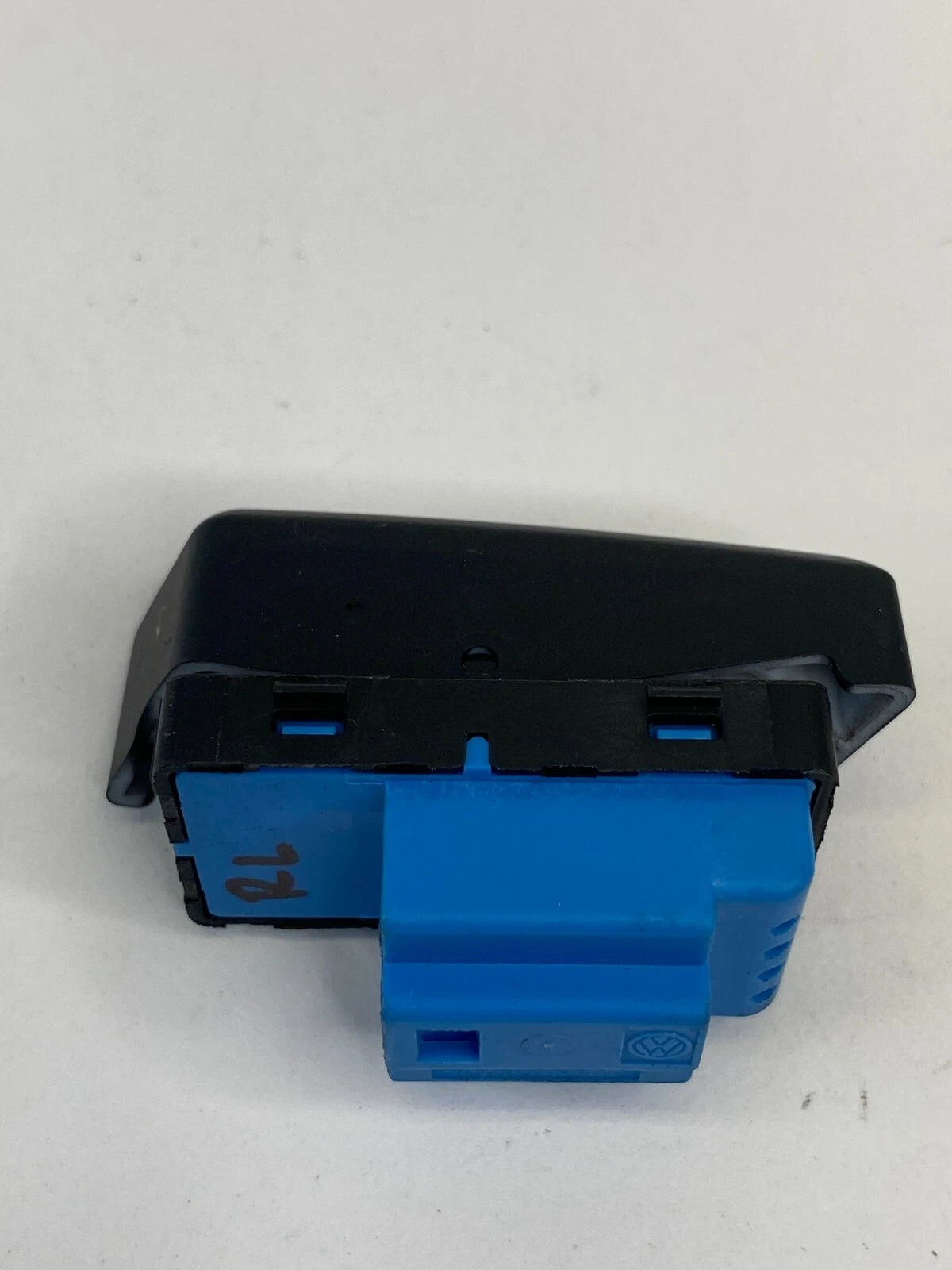 2012-2015 VOLKSWAGEN PASSAT REAR LEFT SIDE DOOR LOCK SWITCH 561-962-135-A OEM