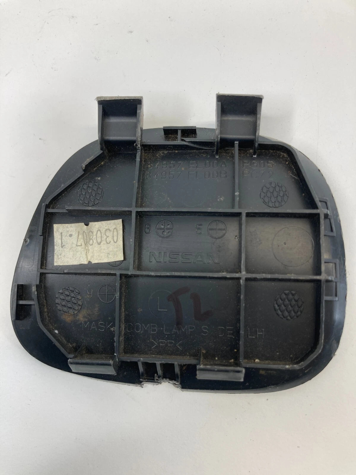 07-12 VERSA HTCBK INNER TRUNK AREA LEFT TAILLIGHT MASK ACCESS LID 84957-EL00A