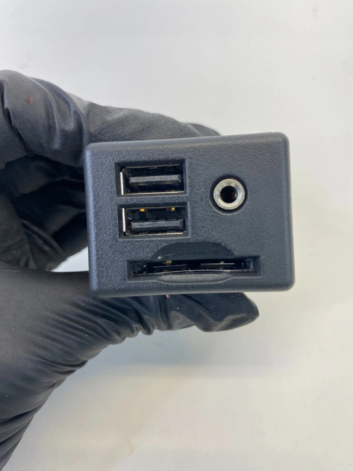 13-16 CADILLAC ATS CTS CENTER CONSOLE DUAL USB AUX SD CARD PORT ASSY 1358121 OEM
