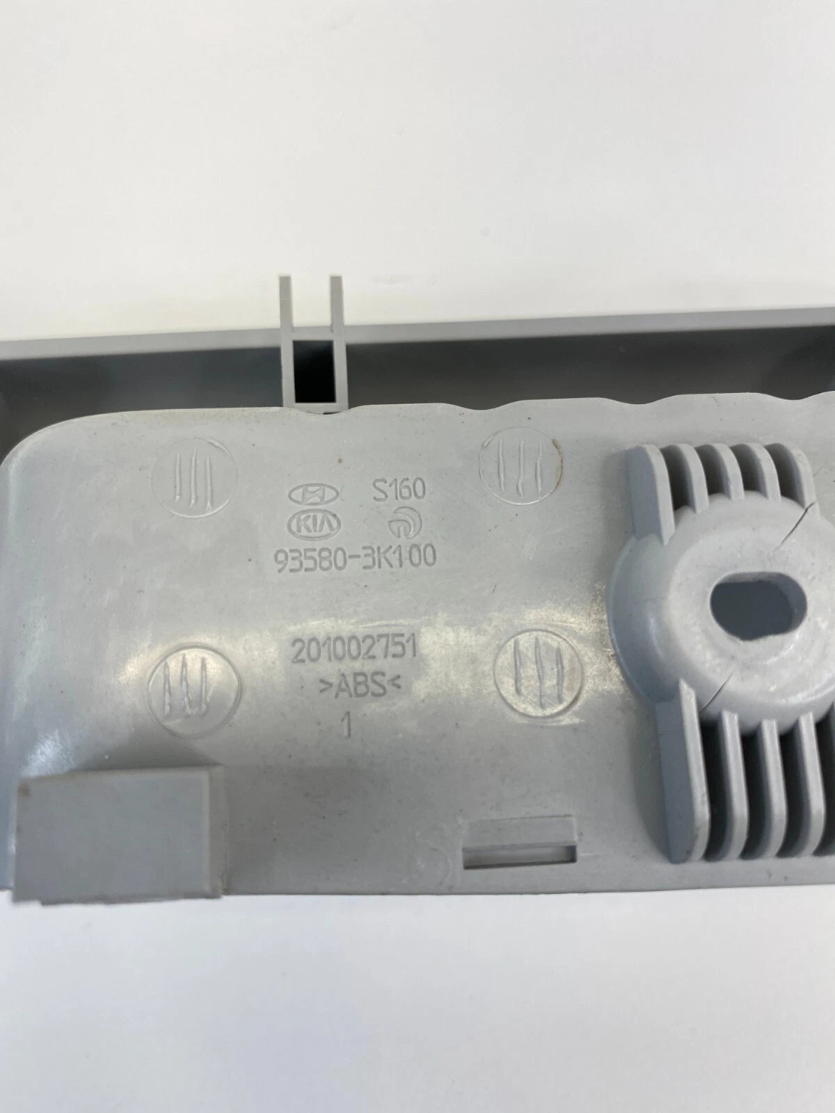 06-08 HYUNDAI SONATA REAR RIGHT DOOR WINDOW SWITCH TRIM BEZEL COVER 93580-3K100
