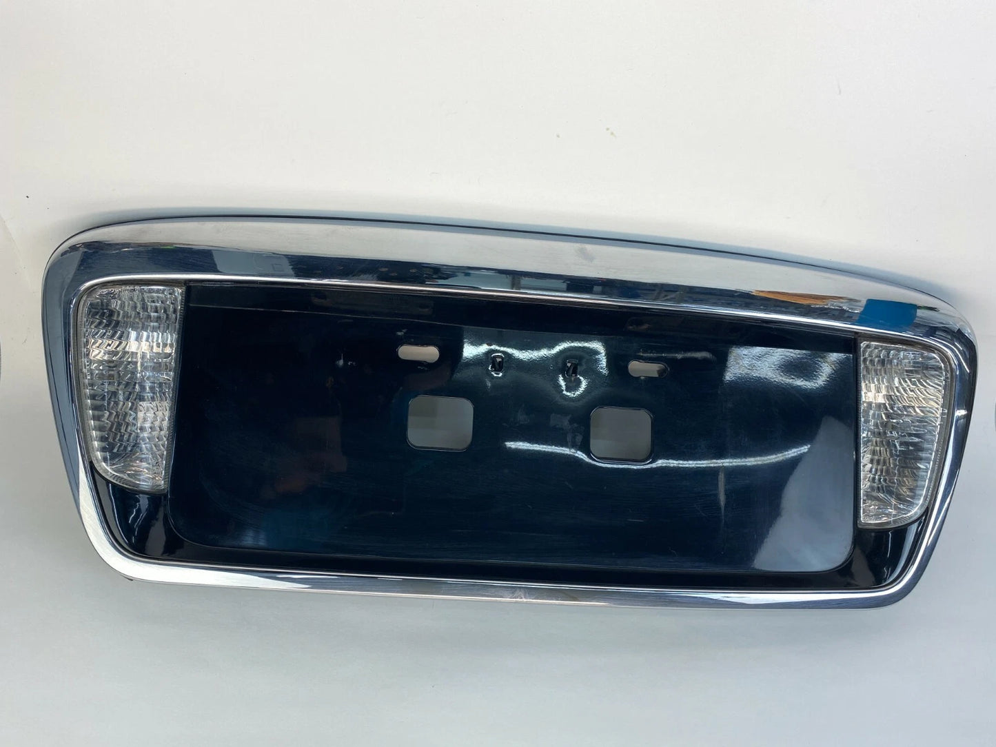 2004-2006 KIA AMANTI REAR TRUNK LID LICENSE PLATE BEZEL W/ BACKUP LAMPS 873713F0