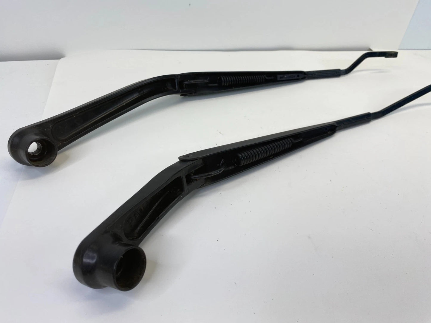2005-2010 CHRYSLER 300 FRONT RIGHT & LEFT WINDSHIELD WIPER ARM PAIR SET OEM