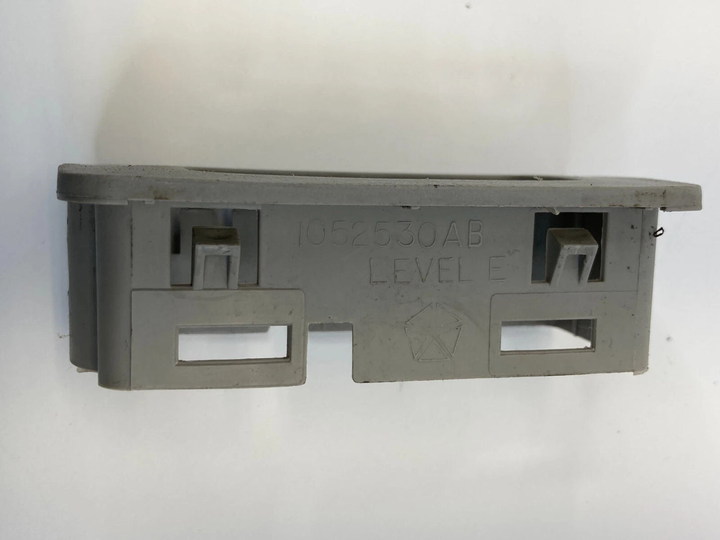 2006 2007 CHRYSLER 300 REAR LEFT SIDE DOOR WINDOW SWITCH COVER BEZEL 1052530AB