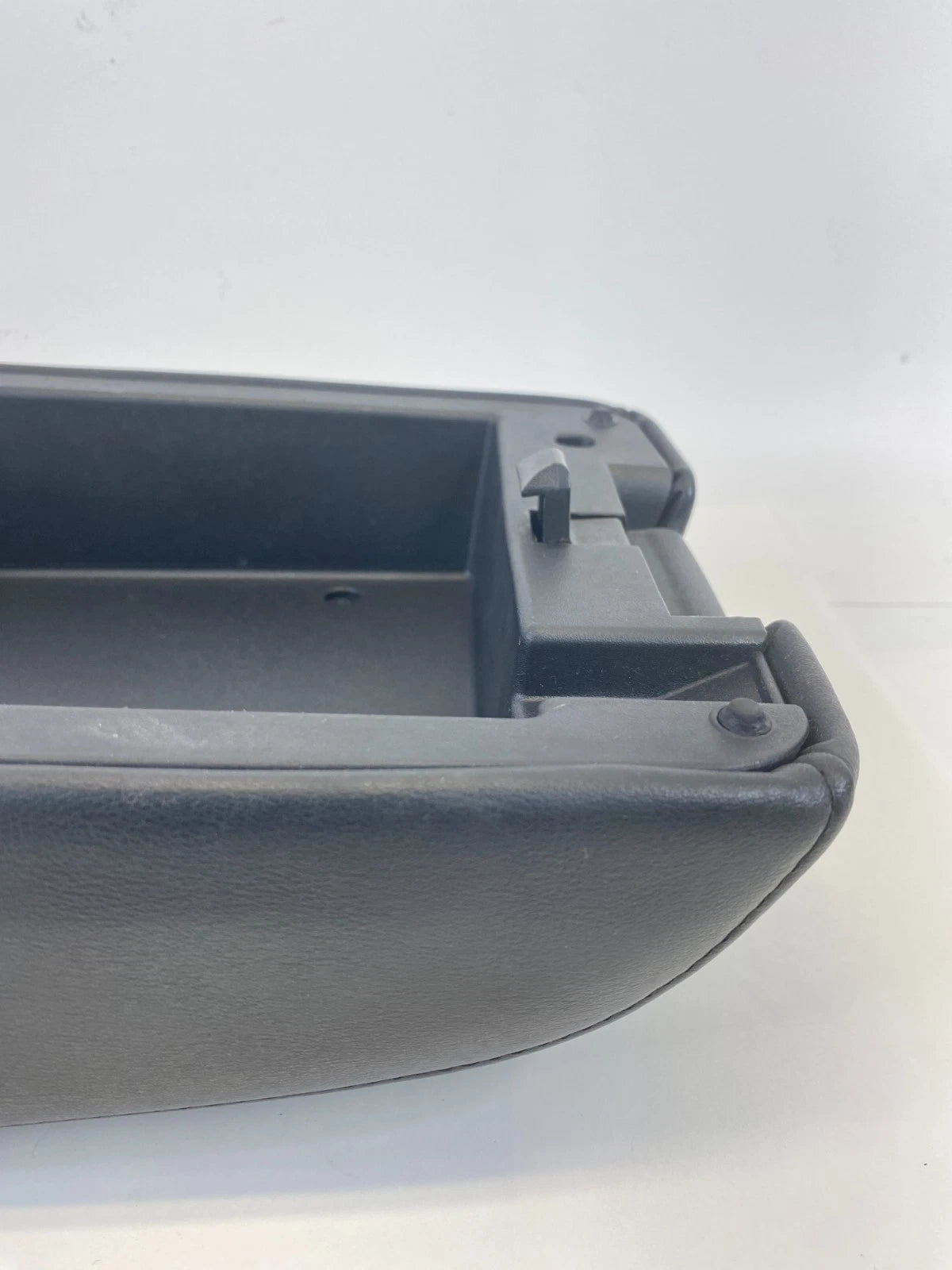 2009 INFINITI G37 07 08 G35 REAR CENTER CONSOLE ARMREST ARM REST W/ AIR VENT OEM
