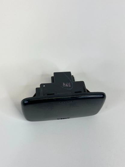 2006 07 08 09 2010 INFINITI M35 UNDER DASH LOWER DOME LIGHT LAMP