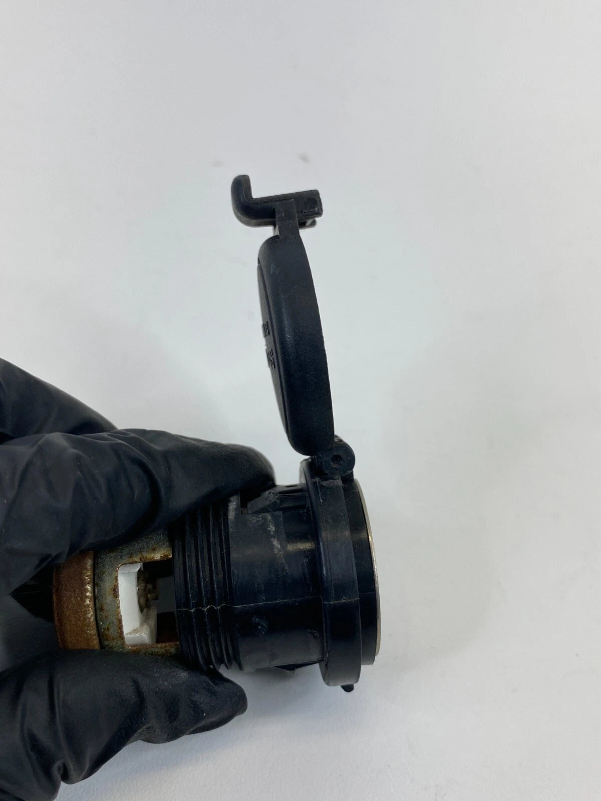2001-2004 NISSAN PATHFINDER REAR 12V POWER OUTLET PLUG IGNITION SOCKET OEM