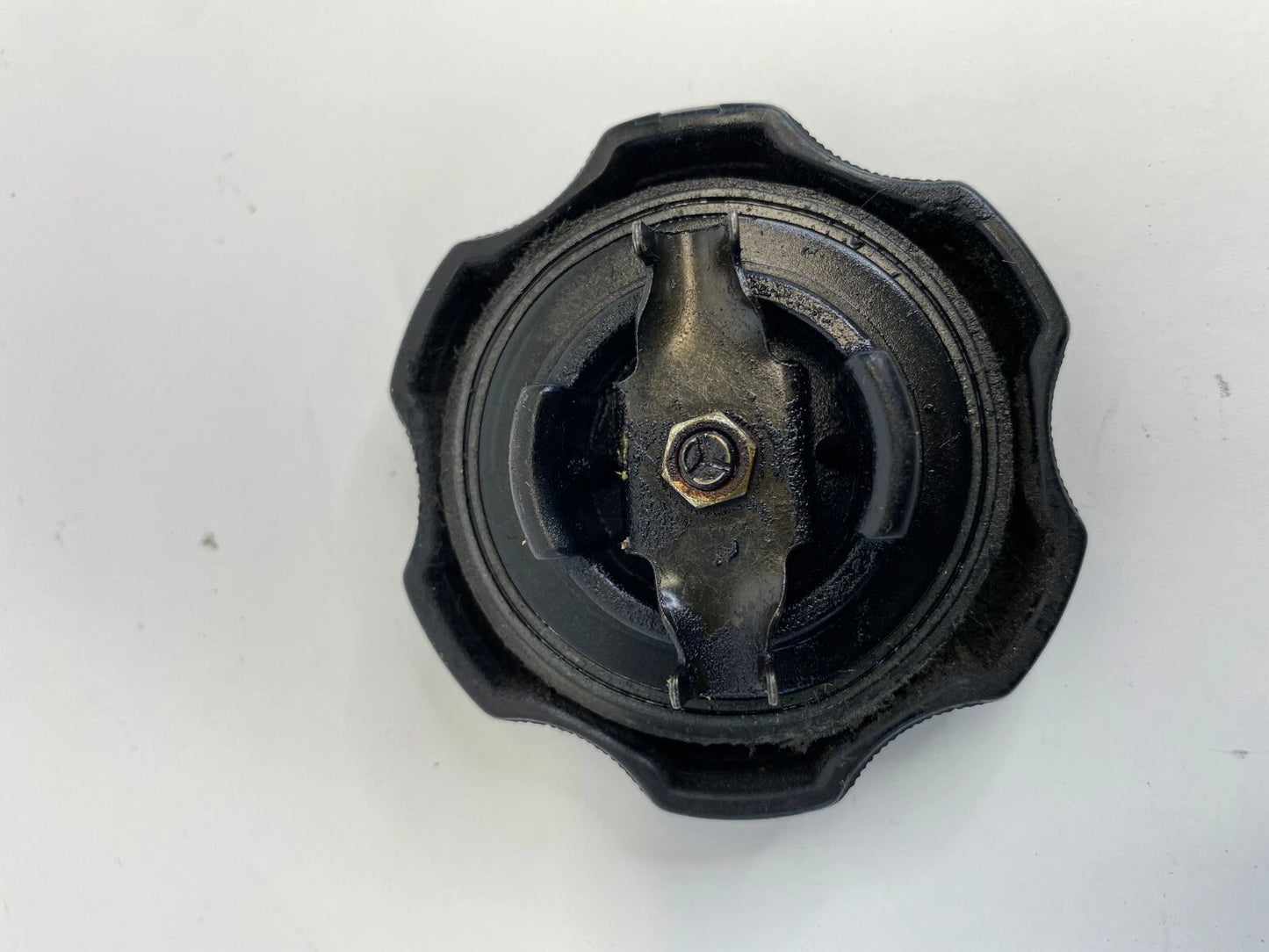2009-2012 MITSUBISHI GALANT ENGINE OIL FILLER CAP COVER LID ASSEMBLY OEM FACTORY