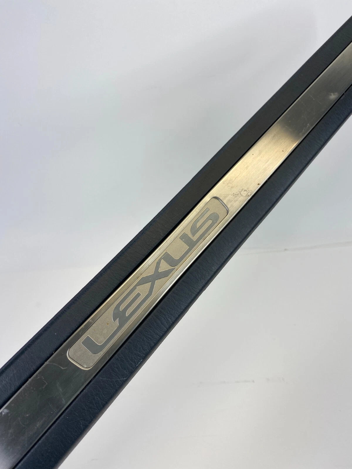 1998-2005 LEXUS GS300 FRONT RIGHT DOOR SILL SCUFF PLATE MOULDING TRIM 6791130090