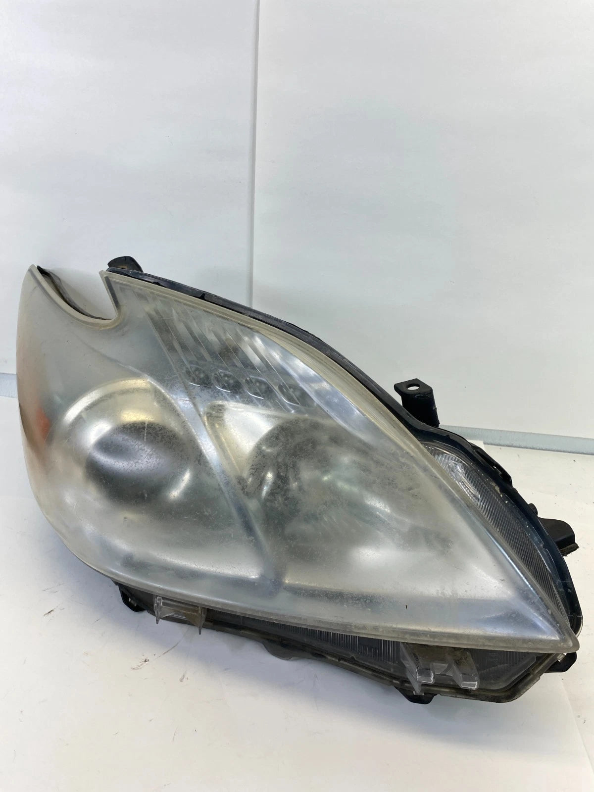 2010-2011 TOYOTA PRIUS RIGHT PASSENGER SIDE HEADLIGHT HEAD LAMP ASSEMBLY OEM