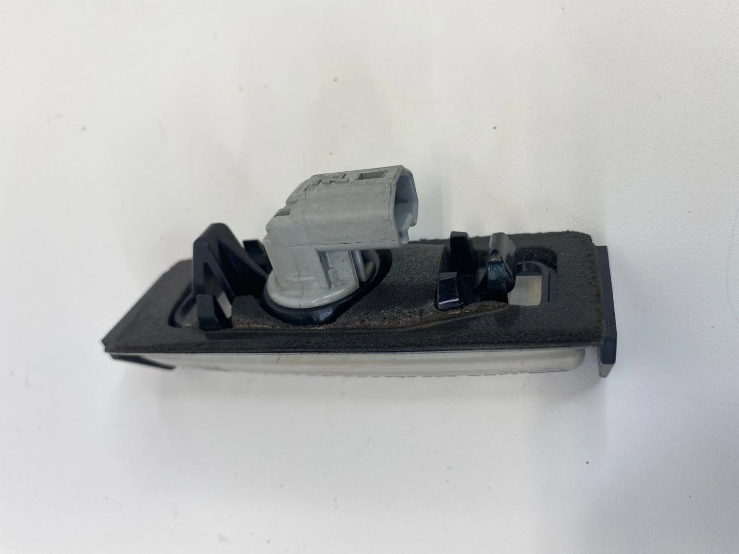 2002-2011 TOYOTA CAMRY TRINK LID LICENSE PLATE LIGHT LAMP ASSEMBLY OEM E13-0553