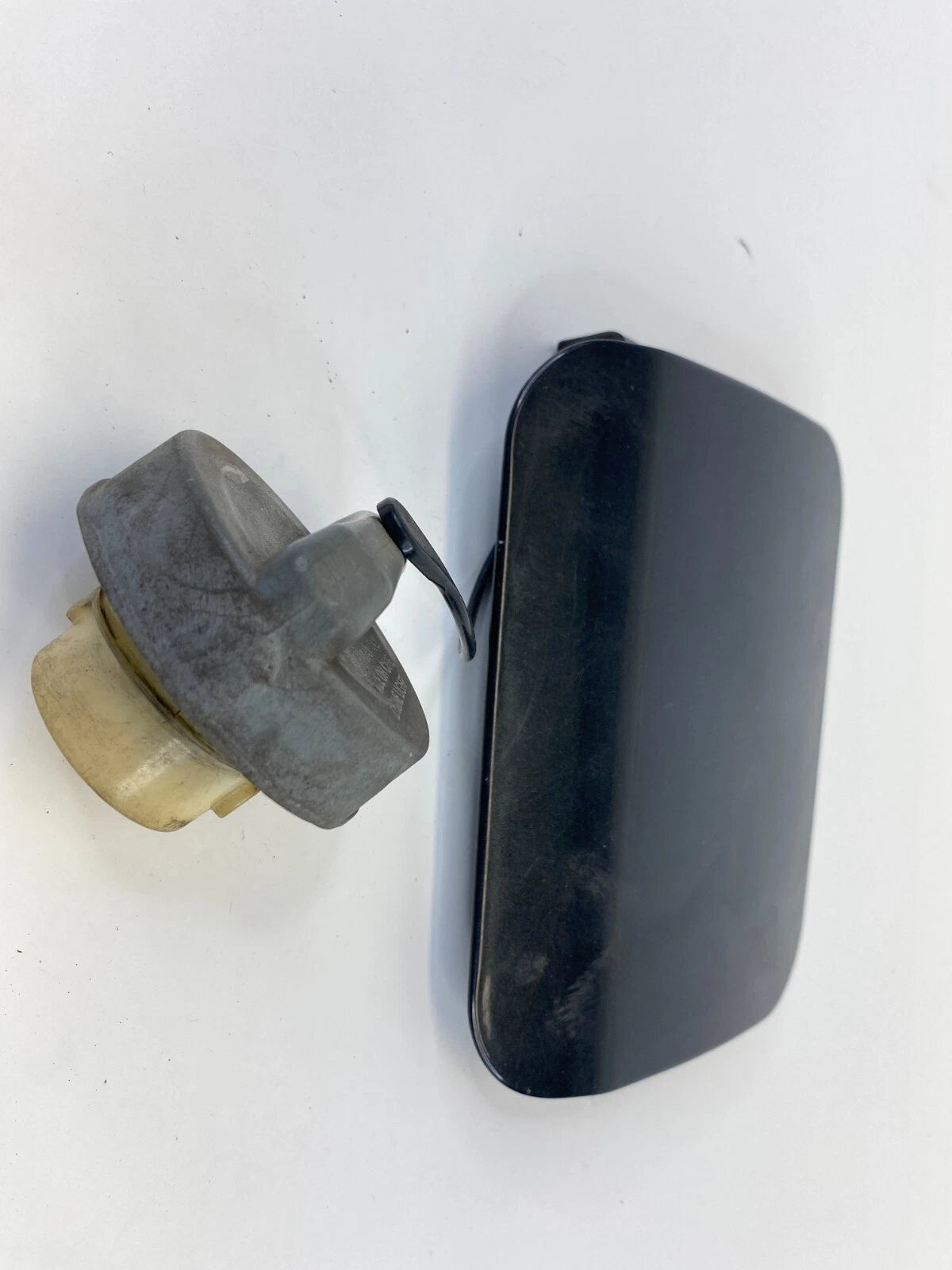 2005-2008 DODGE MAGNUM REAR LH FUEL FILLER GAS TANK DOOR LID COVERS WITH CAP OEM