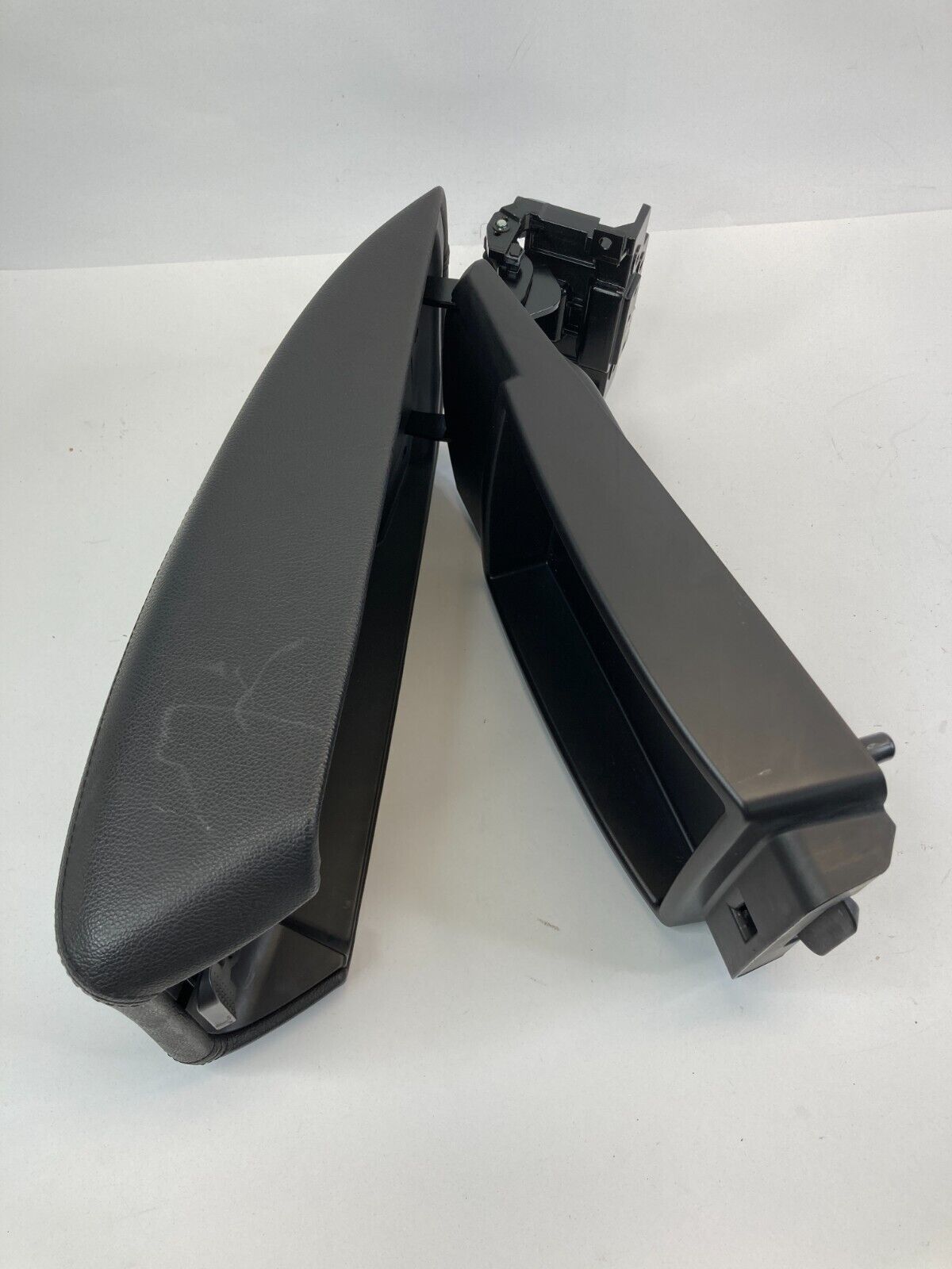 11-15 Hyundai Sonata Auto Trans Center Console Arm Rest Armrest Lid 84660-3S000