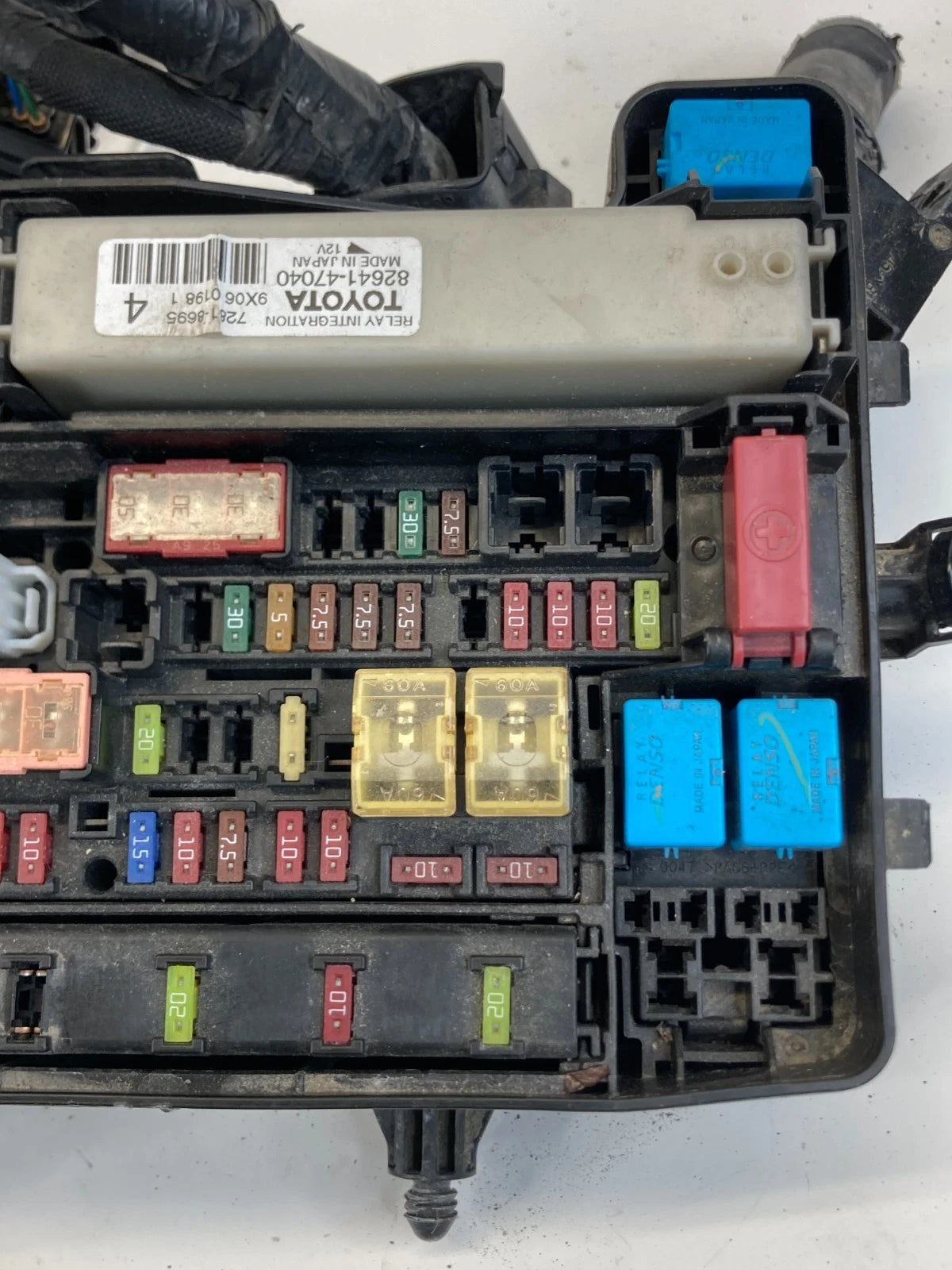 2010 2011 TOYOTA PRIUS 1.8L A/T ENGINE COMPARTMENT FUSE RELAY BOX ASSEMBLY OEM