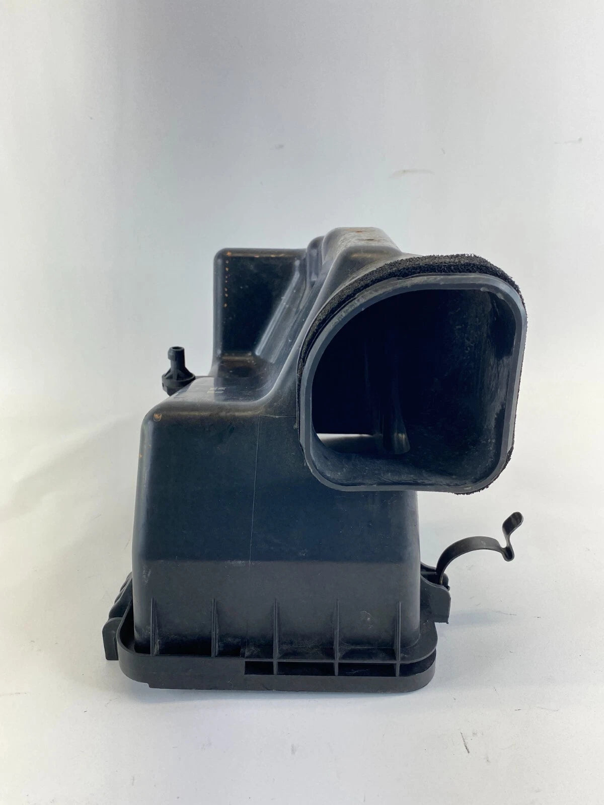 2006-2014 KIA SEDONA 3.5L AIR INTAKE CLEANER BOX LOWER COVER ASSEMBLY OEM