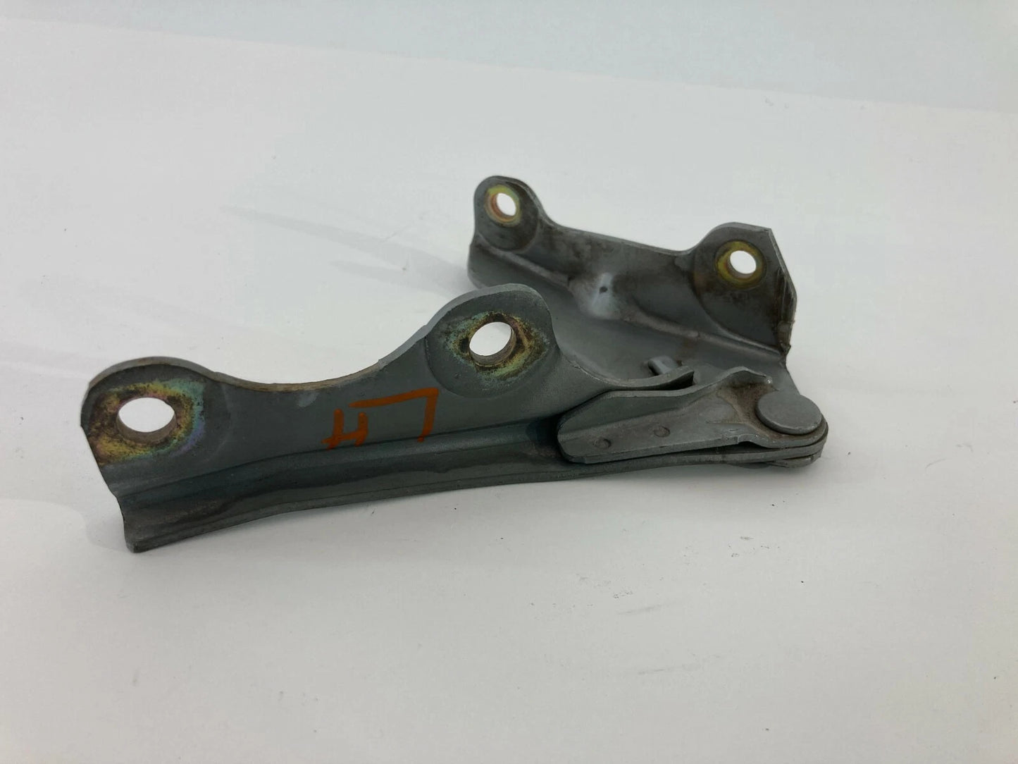 2001-2004 MITSUBISHI DIAMANTE FRONT LEFT DRIVER SIDE HOOD BONNET HINGE BRACKET