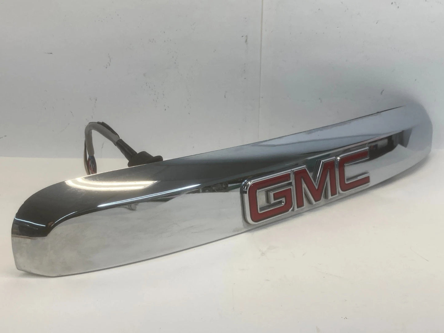 07-12 GMC ACADIA REAR TRUNK LID CHROME TRIM MOLDING WITH REAR VIEW CAMERA OEM