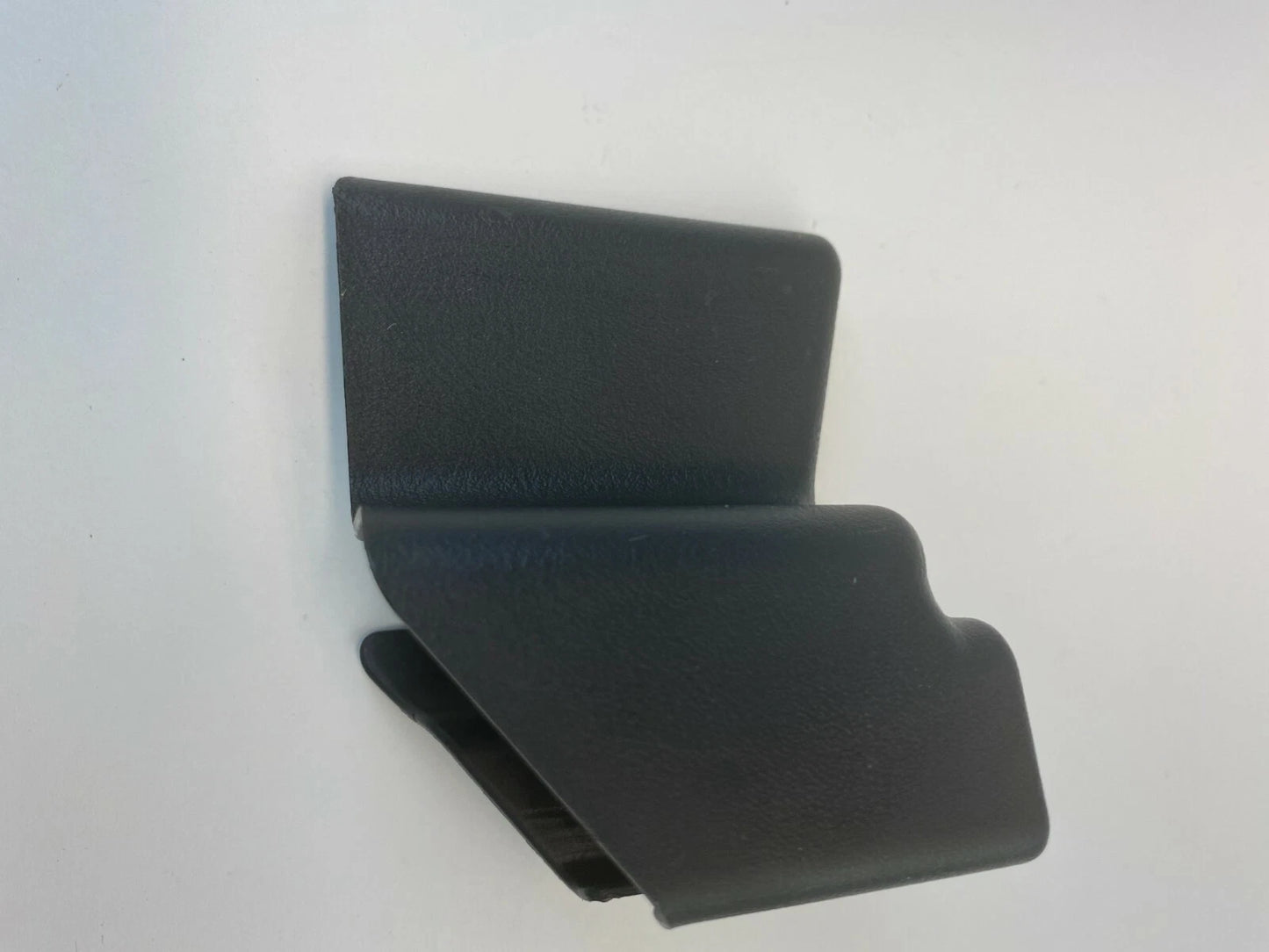 04-06 KIA AMANTI FRONT RIGHT PASSENGER SEAT RAIL TRACK END COVER 88568-3F002 OEM