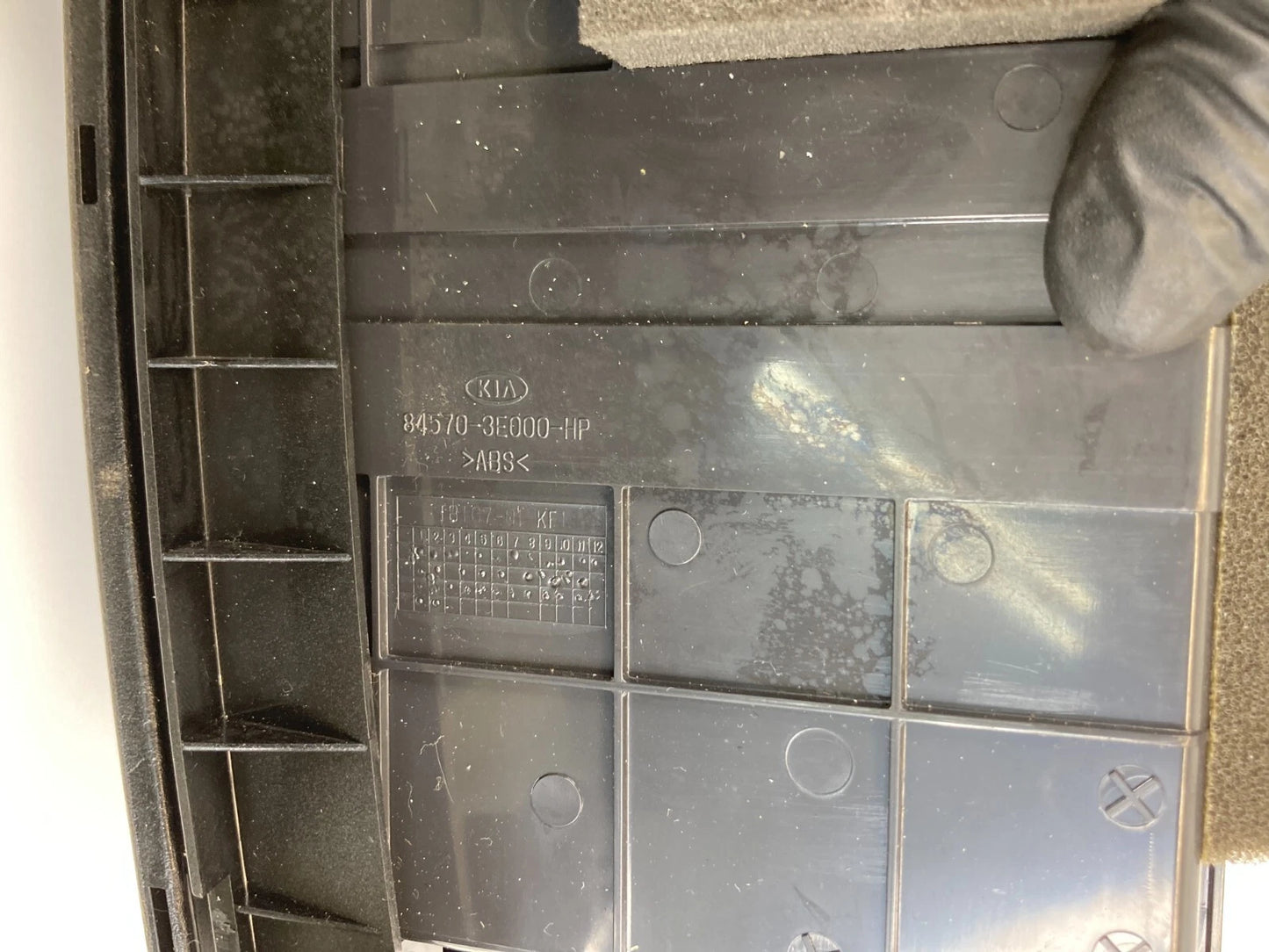 2003-2006 KIA SORENTO CENTER DASH STORAGE TRAY BEZEL TRIM PANEL 84570-3E000 OEM