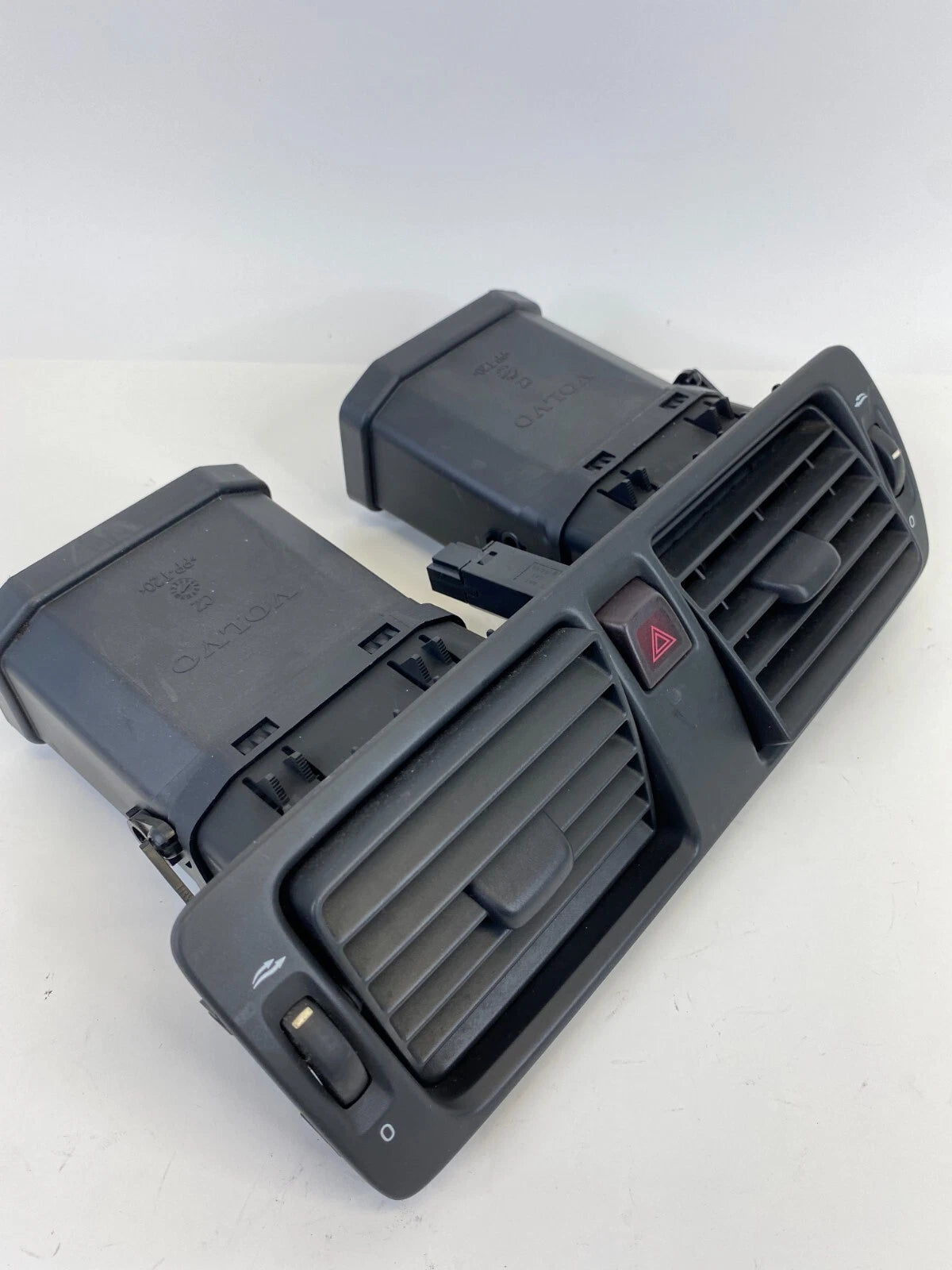 2004-2007 VOLVO S40 CENTER DASH AC AIR VENT GRILLE DUCT W/ HAZARD SWITCH OEM
