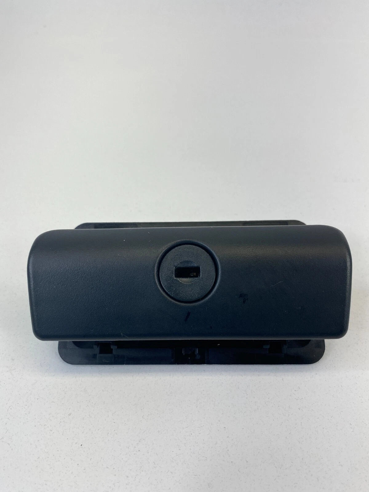 2007-2013 BMW 328I BASE SEDAN RIGHT PASSENGER DASHBOARD GLOVE BOX LOCK LATCH OEM
