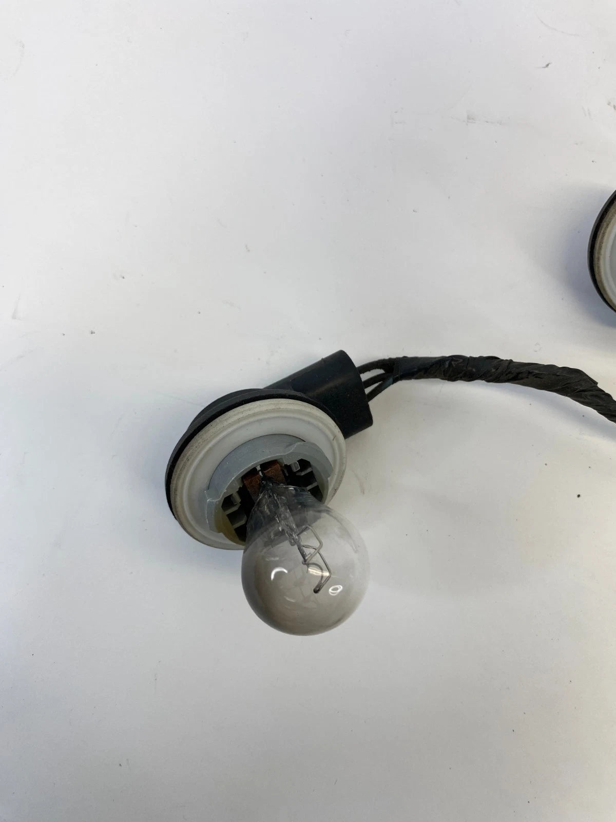 2002-2007 SATURN VUE TAIL LIGHT LAMP WIRE HARNESS REAR PLUG 2GCX-13407-AC OEM