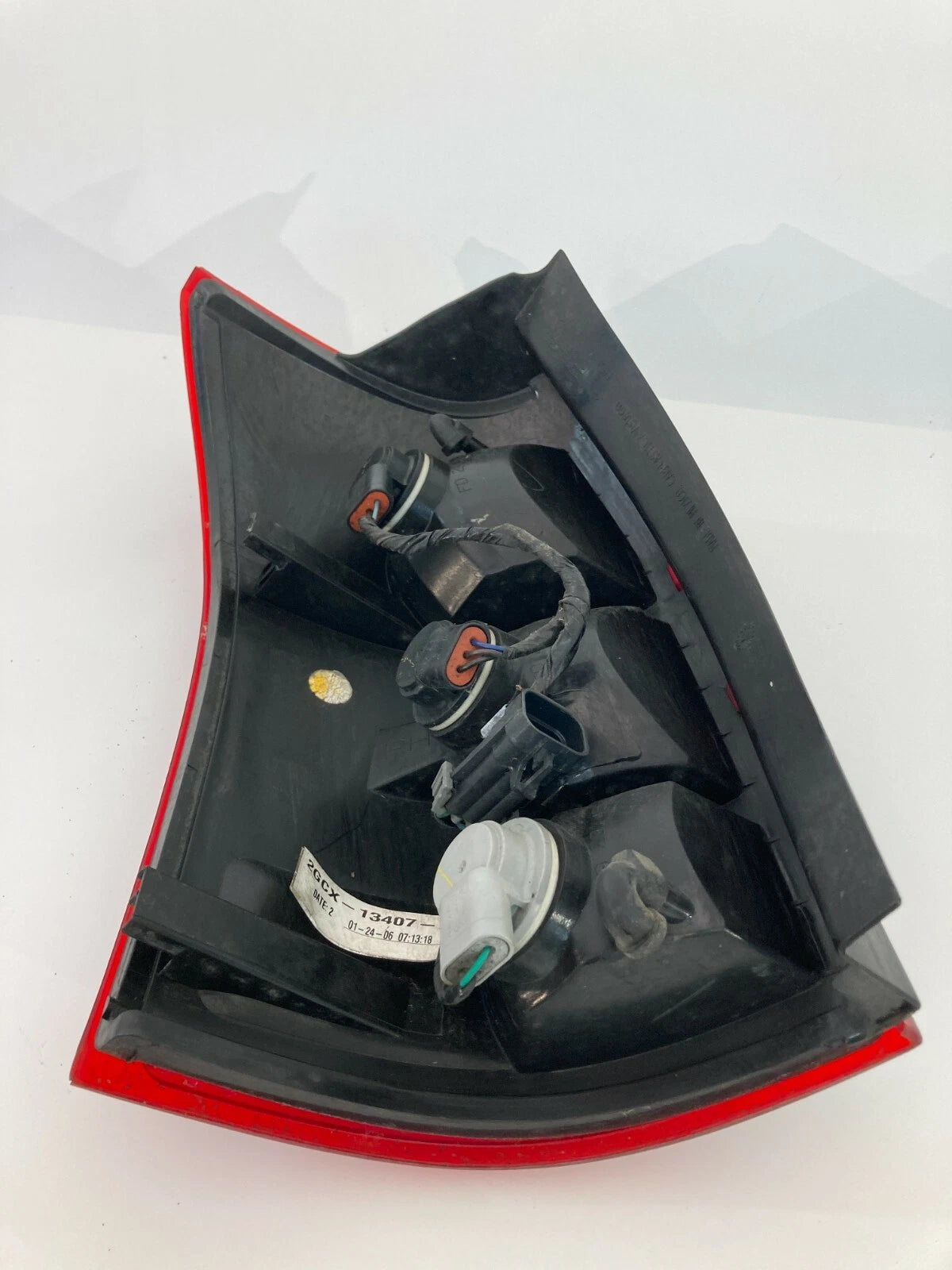 2002-2007 SATURN VUE REAR RIGHT PASSENGER TAIL LIGHT TAILLIGHT TAILLAMP 15851056