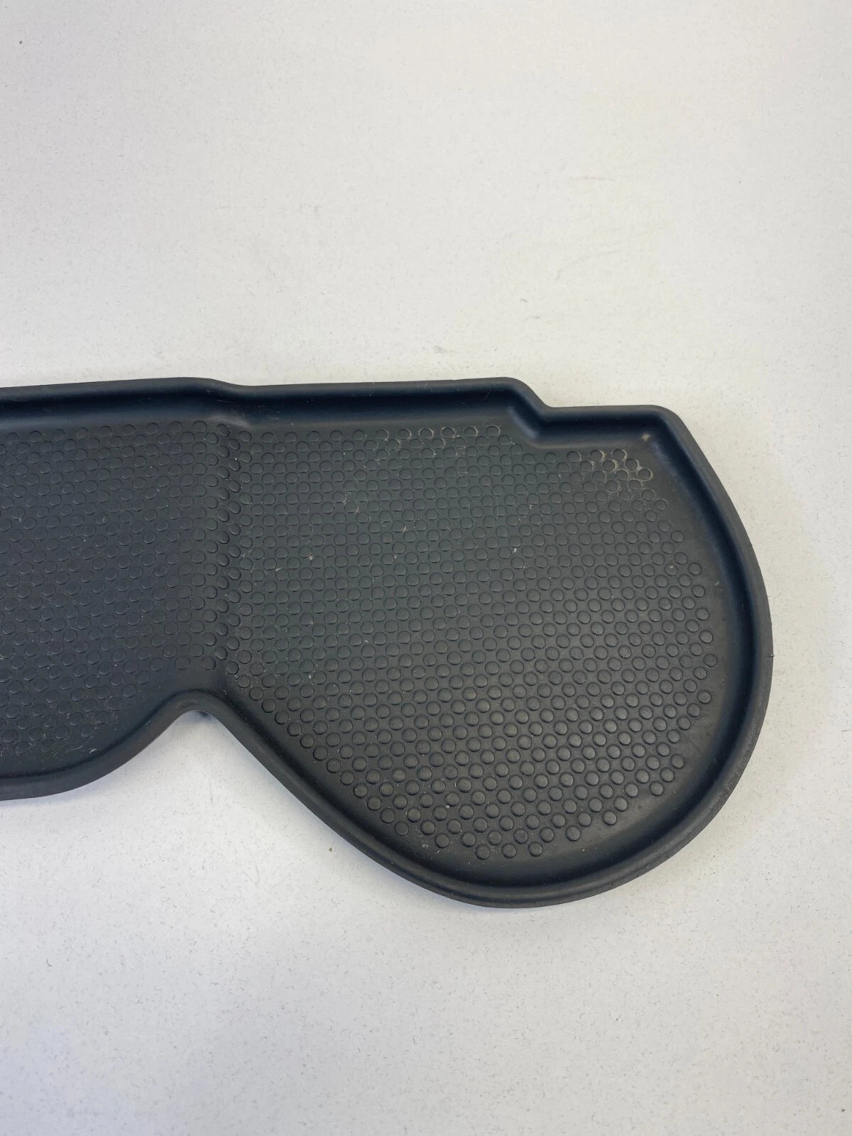 06-10 VW VOLKSWAGEN PASSAT FRONT RIGHT DOOR PANEL MAT LINER RUBBER 3C1-868-134