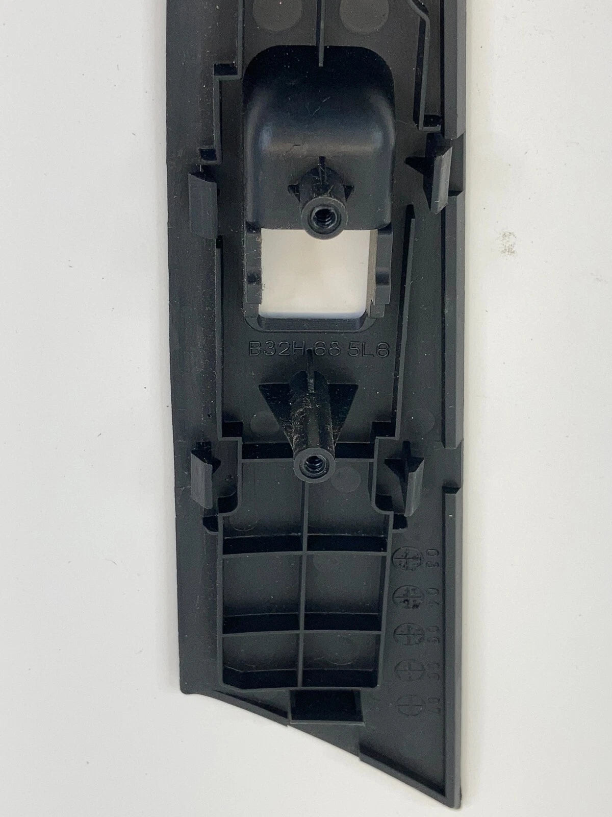 04-09 MAZDA 3 MAZDA3 SEDAN REAR LEFT DOOR WINDOW SWITCH BEZEL TRIM B32H-5581J