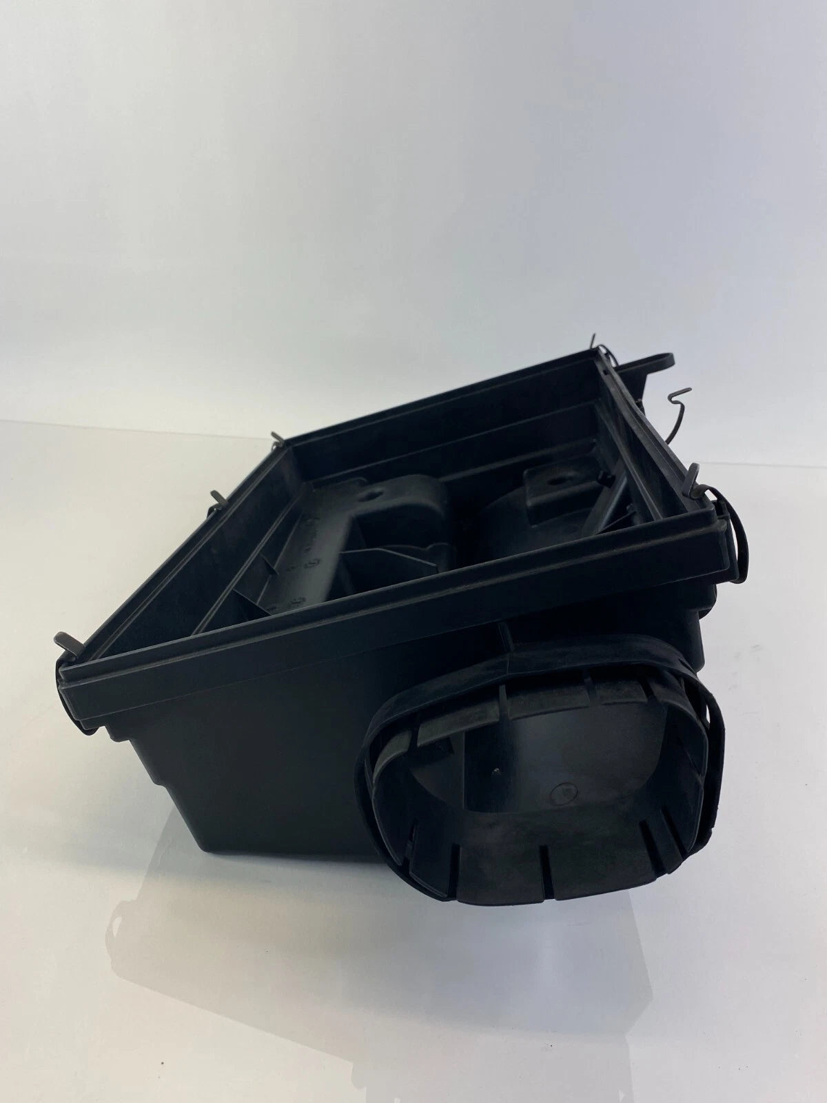 2007 2008 2009 2010 BMW X5 3.0L L6 AT AIR CLEANER FILTER BOX LOWER COVER HOUSING