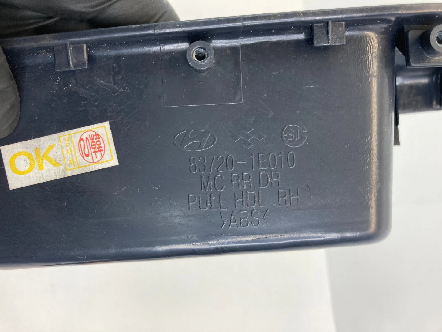 06 07 HYUNDAI ACCENT SEDAN REAR RIGHT SIDE DOOR WINDOW SWITCH BEZEL 83720-1E010