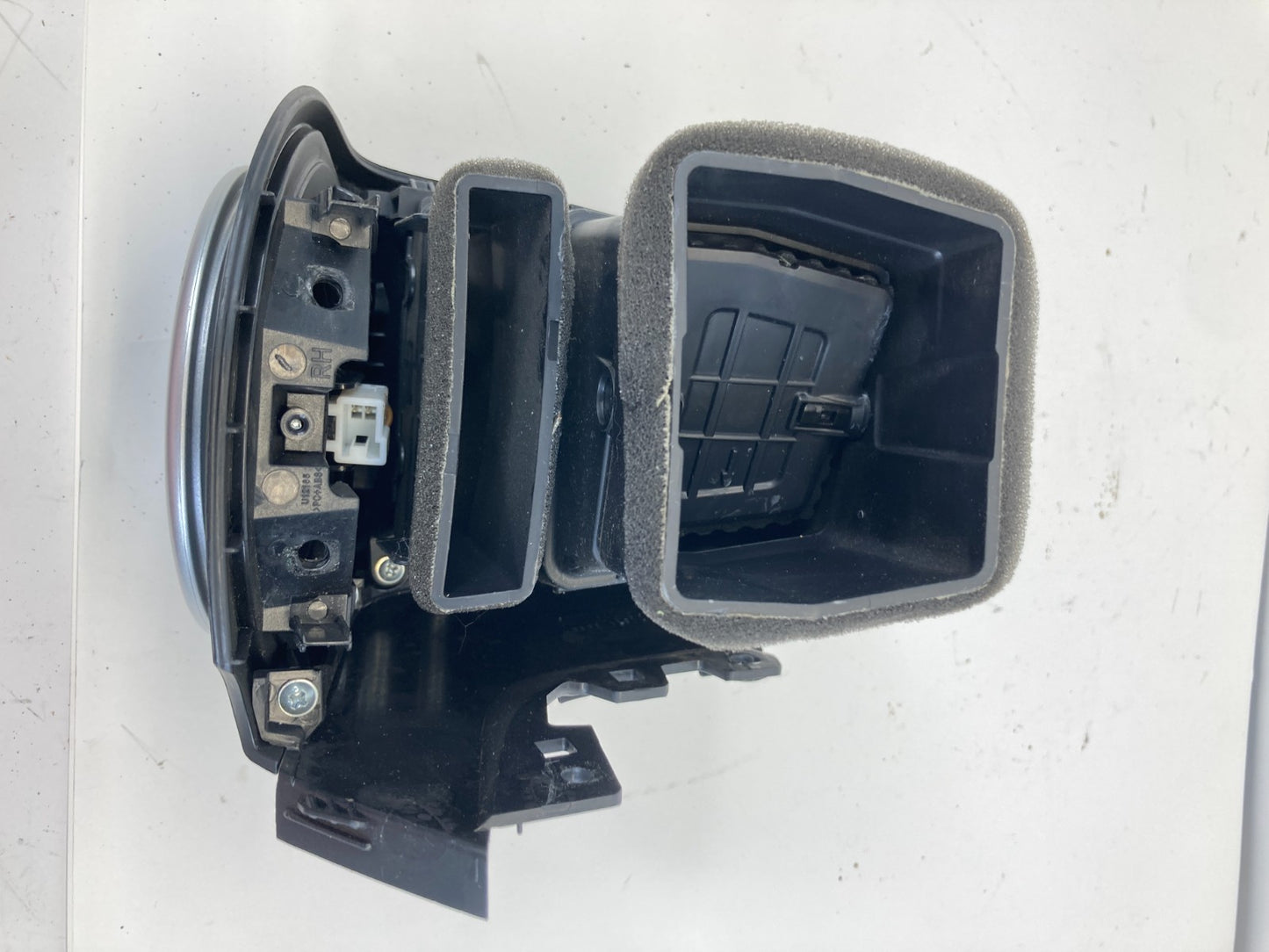 14-16 Kia Soul Dash Right Side A/C Heater Air Vent Grille w/ Speaker 97490-B2000