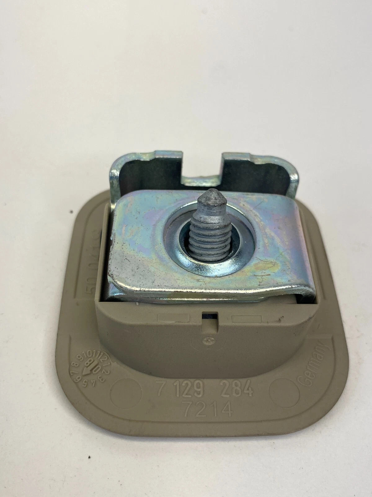 09 10 BMW 535i XDRIVE 4DR REAR DECK CHILD SEAT HOOK ANCHOR COVER OEM 108625-10