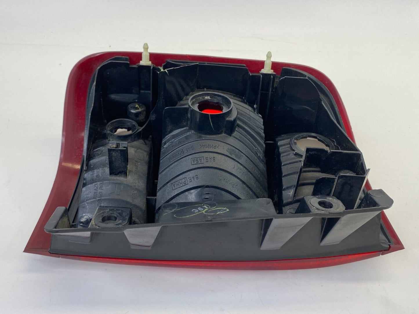 1999-2004 Nissan Pathfinder Rear Right Passenger Side Tail Light Taillight Lamp