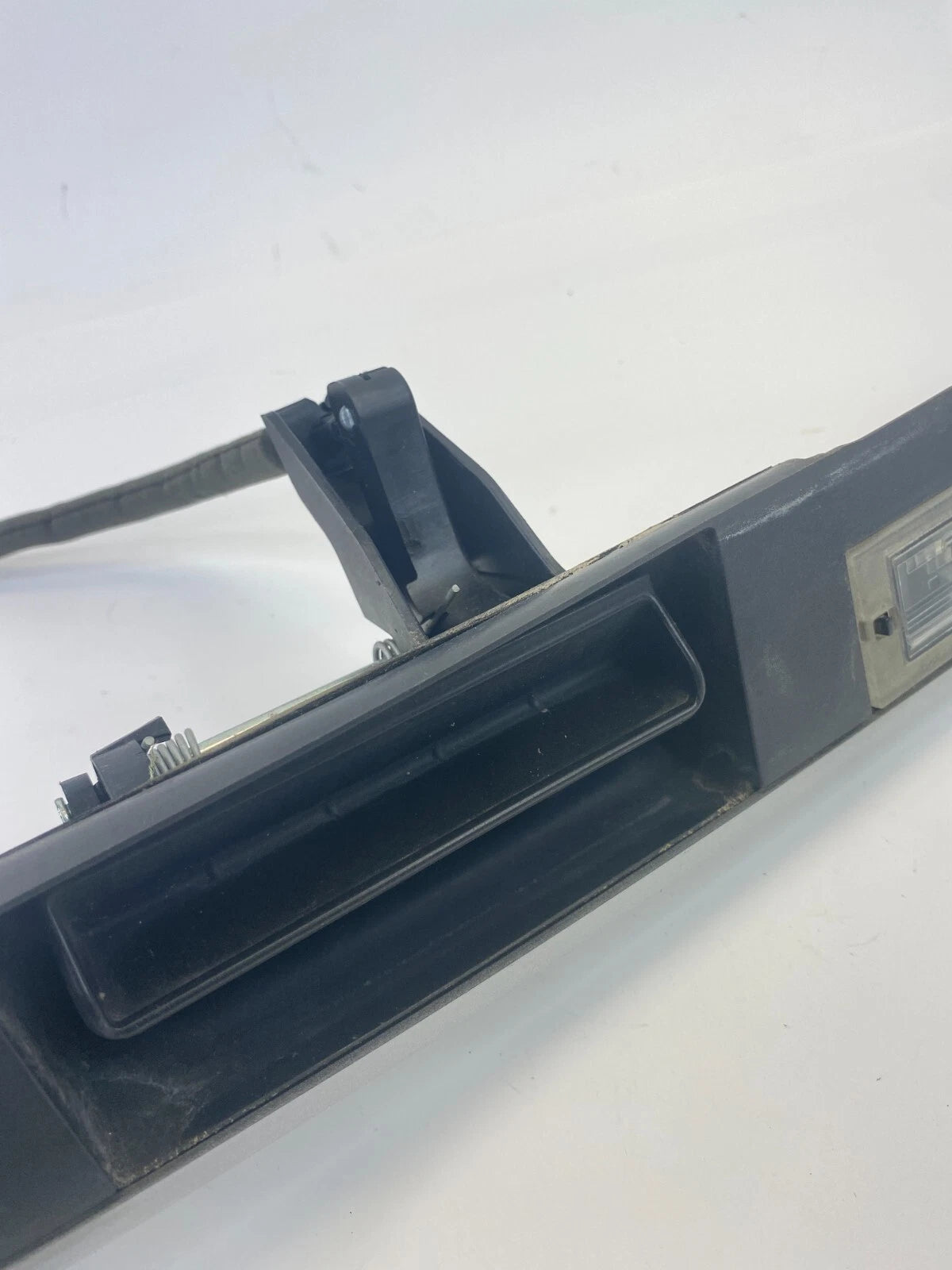 09-14 VOLKSWAGEN ROUTAN TRUNK LID MOLDING FINISH GARNISH LICENSE LIGHT HANDLE