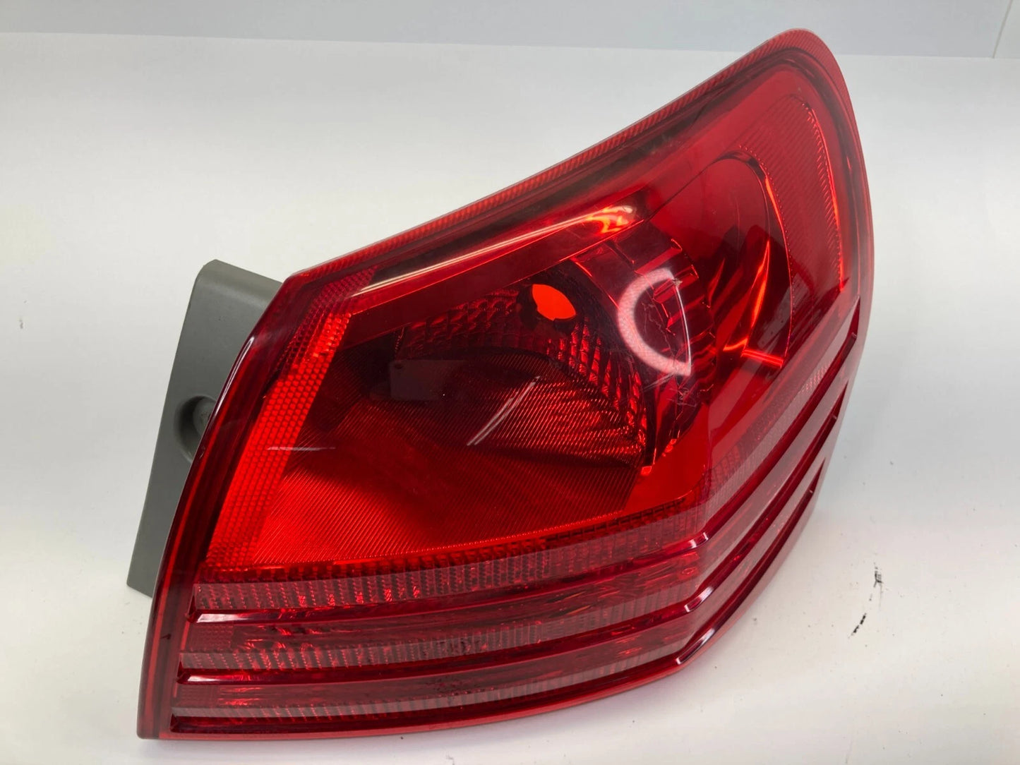 08-13 NISSAN ROGUE RIGHT PASSENGER OUTER TAILLIGHT LAMP NON-LED VERSION OEM