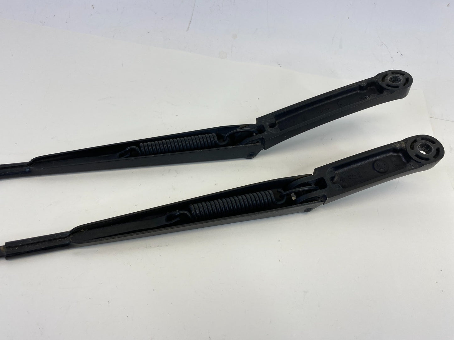 2009-2012 Volkswagen CC SEDAN Front Left & Right Side Windshield Wiper Arm OEM