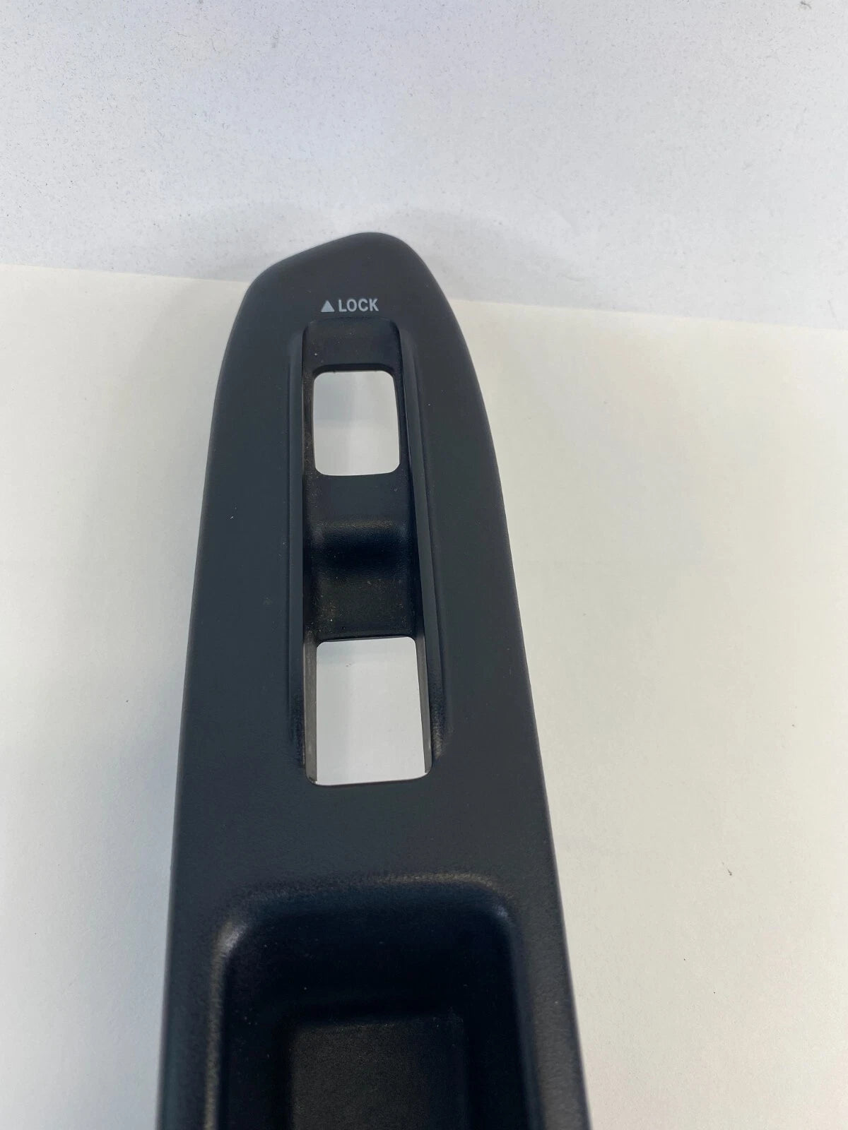 2003-2008 SUBARU FORESTER FRONT RIGHT SIDE DOOR WINDOW SWITCH BEZEL TRIM COVER