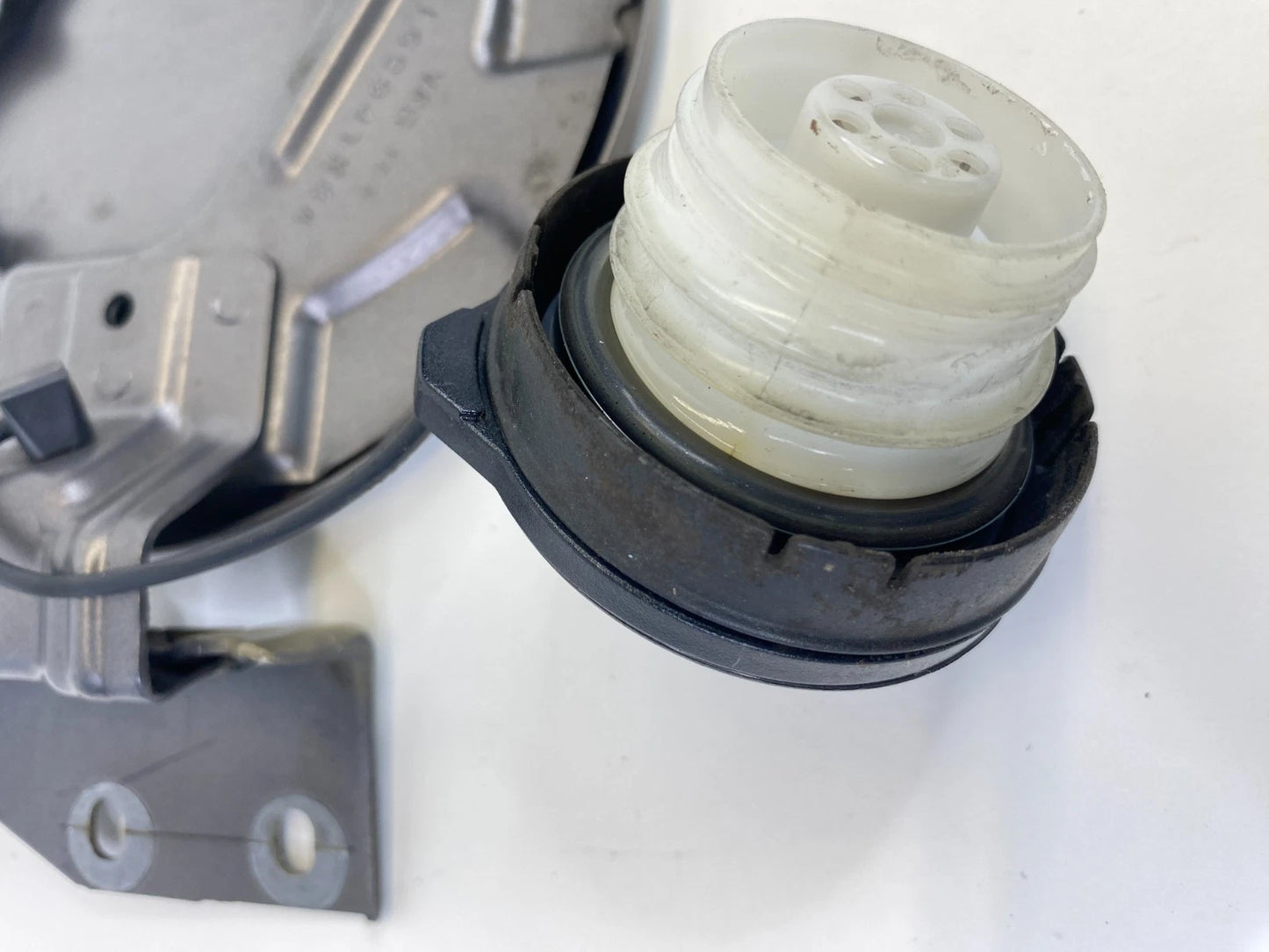 2011-2017 Honda Odyssey Fuel Filler Tank Door Gas Lid Cover Cap w/ Tank Cap OEM