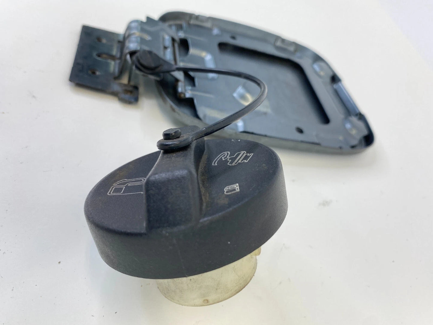 2002-2007 SATURN VUE FUEL FILLER DOOR LID WITH TETHER CAP REAR LEFT OEM FACTORY
