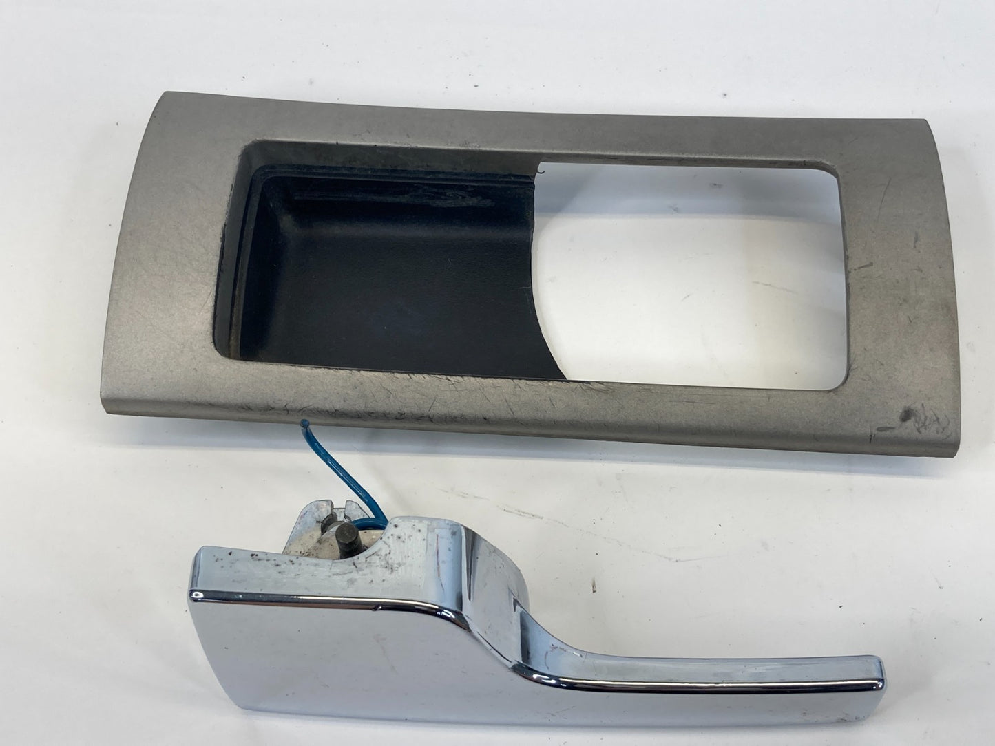 2003-2006 Lincoln Navigator Front Left Driver Side Inner Door Handle w/ Bezel